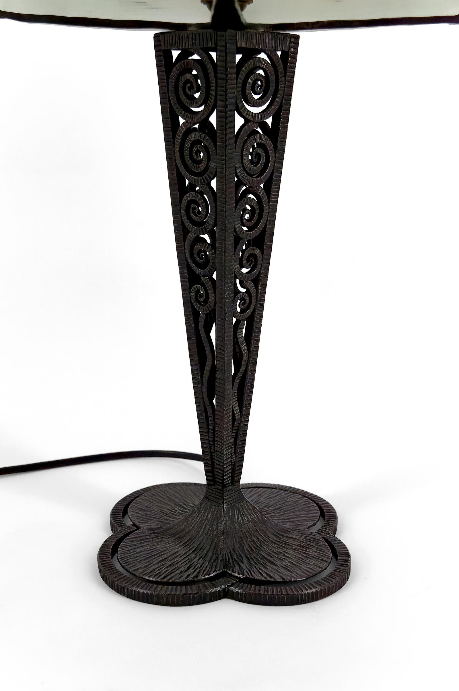 Début du 20ème siècle Lampe champignon en fer forgé et abat-jour en verre soufflé, France, vers 1920 en vente