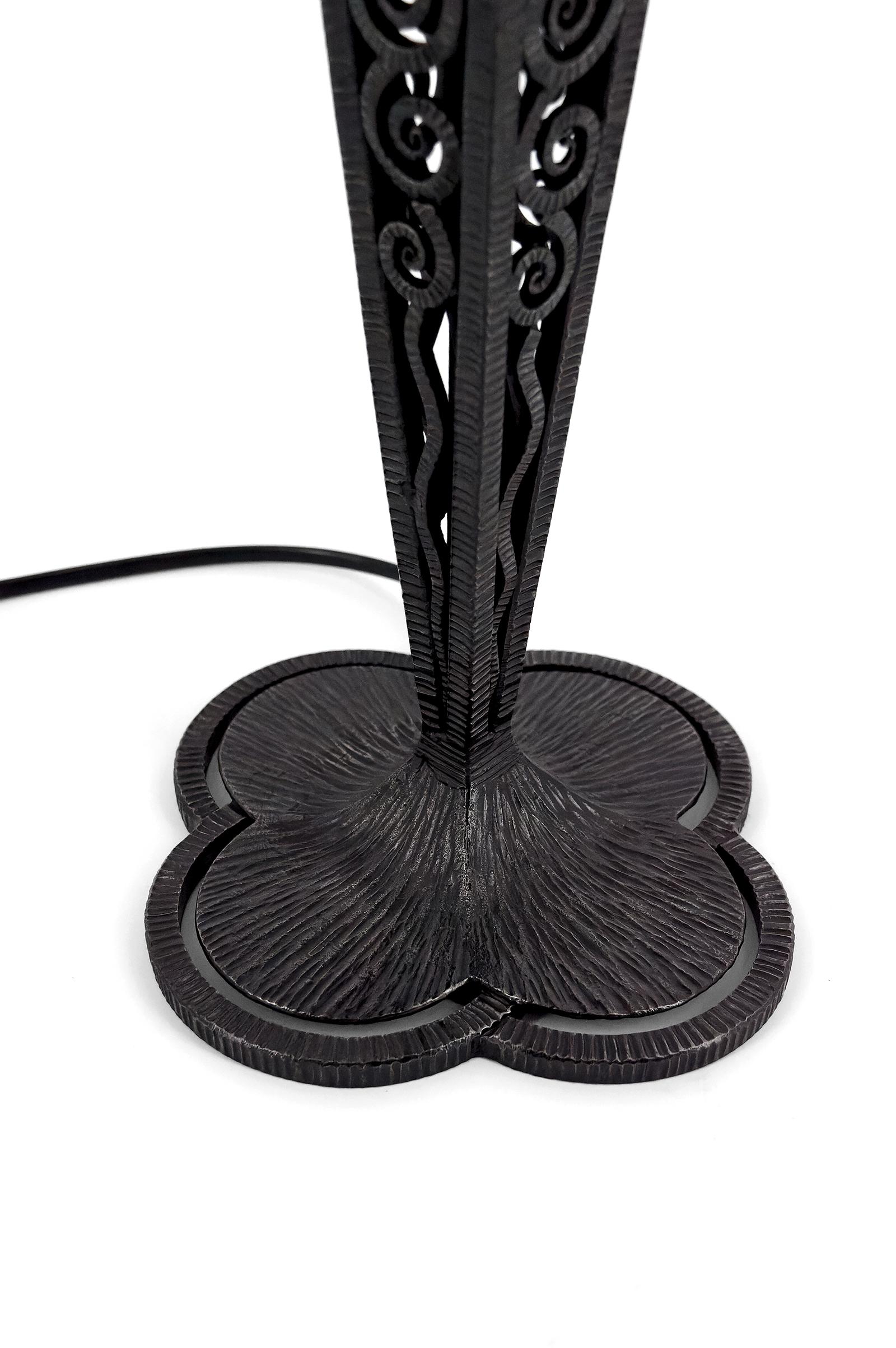 Verre Lampe champignon en fer forgé et abat-jour en verre soufflé, France, vers 1920 en vente