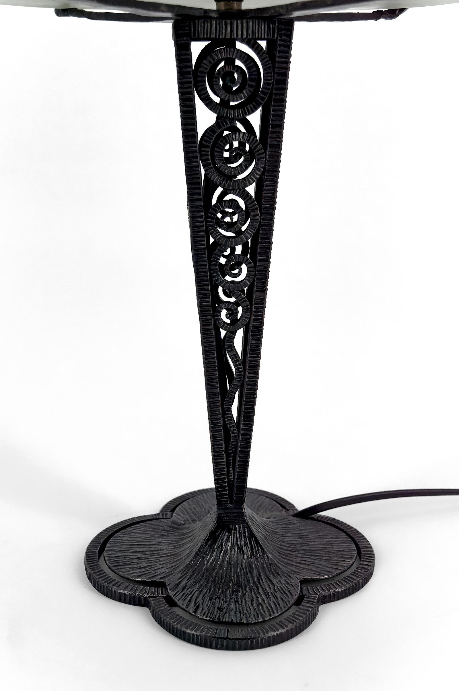 Lampe champignon en fer forgé et abat-jour en verre soufflé, France, vers 1920 en vente 1