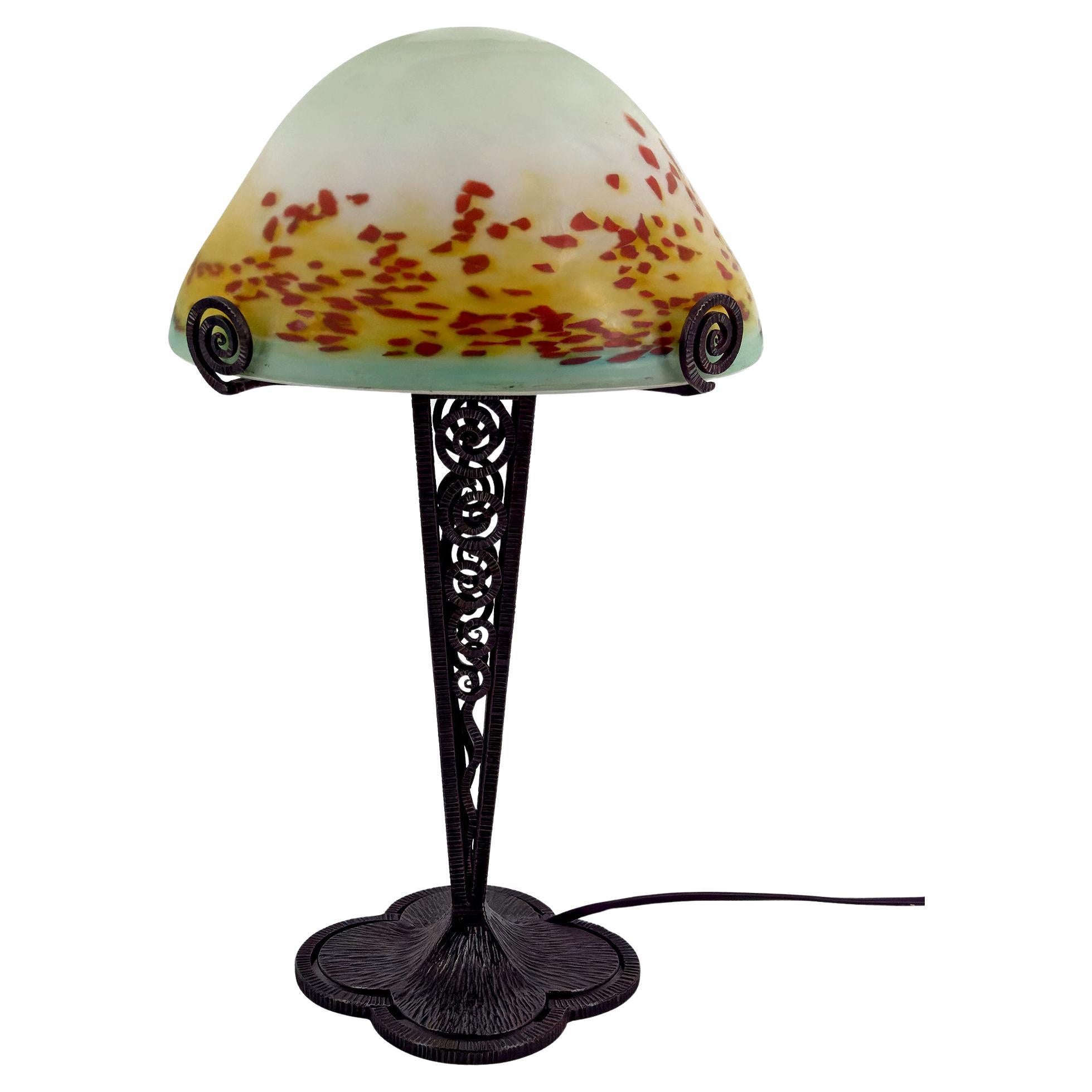 Lampe champignon en fer forgé et abat-jour en verre soufflé, France, vers 1920