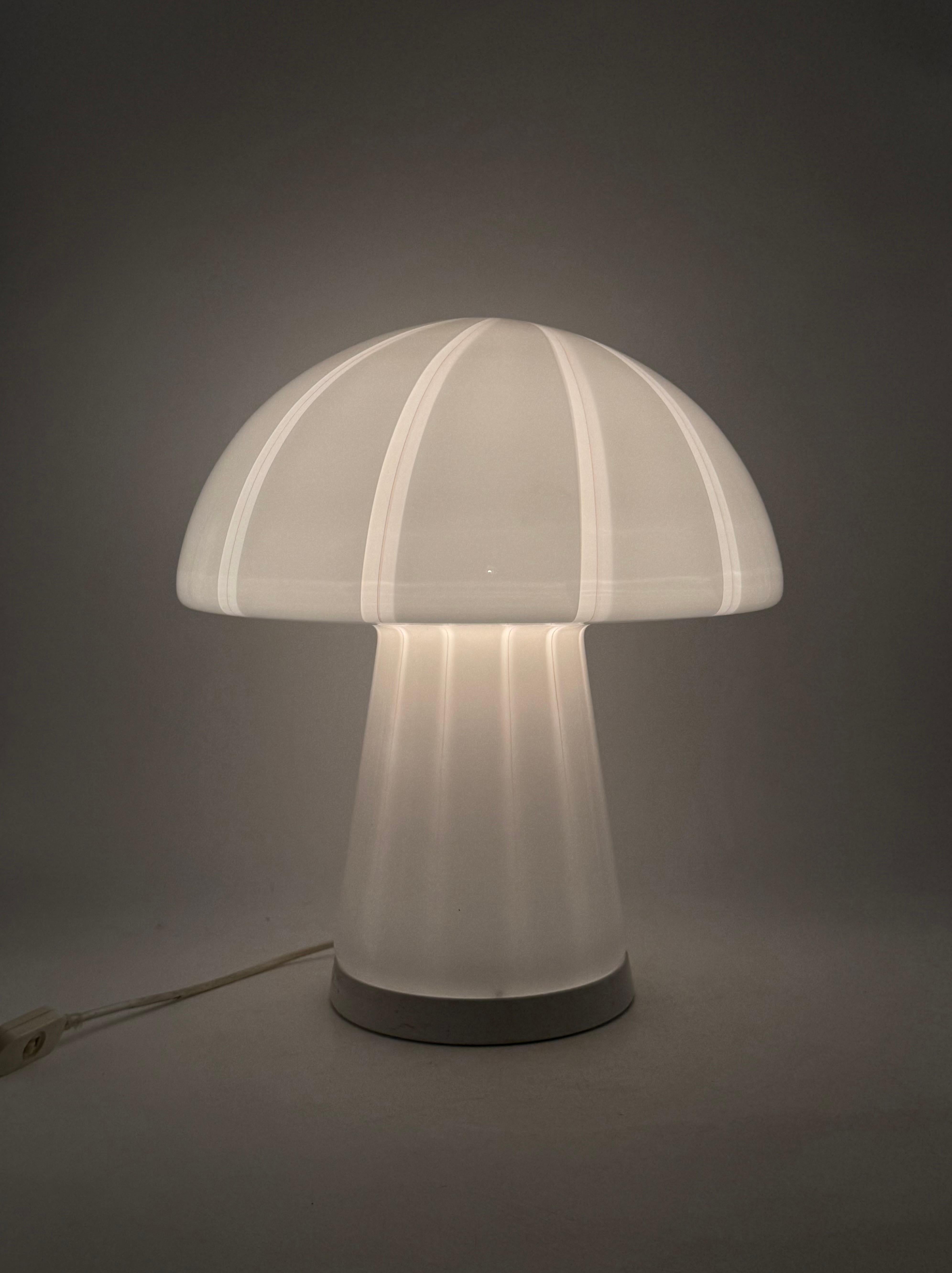 Italian Lampe de table en verre de Murano avec champignon, Italie, années 1970 en vente