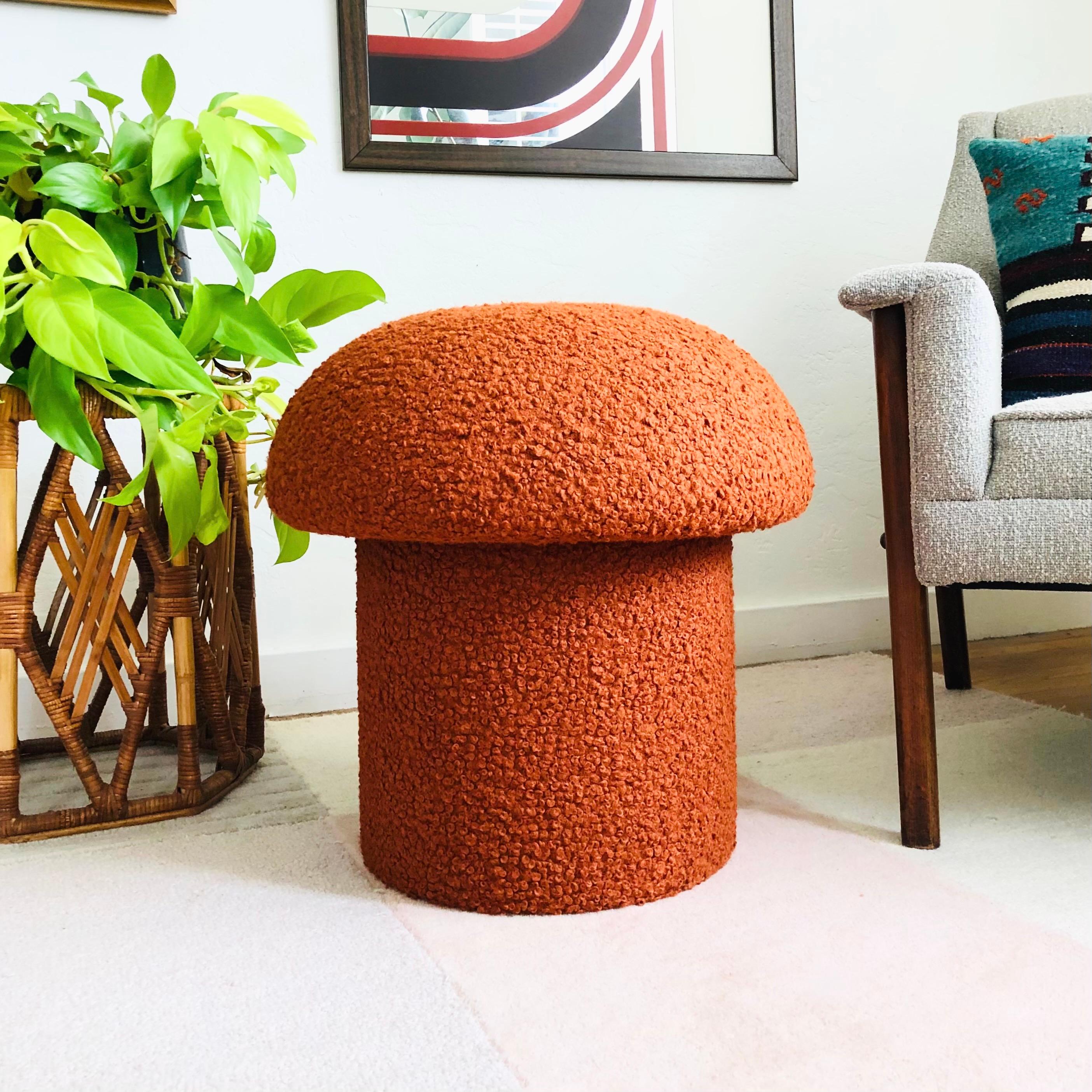 Mid-Century moderno Ottomana Fungo in Boucle Cannella in vendita