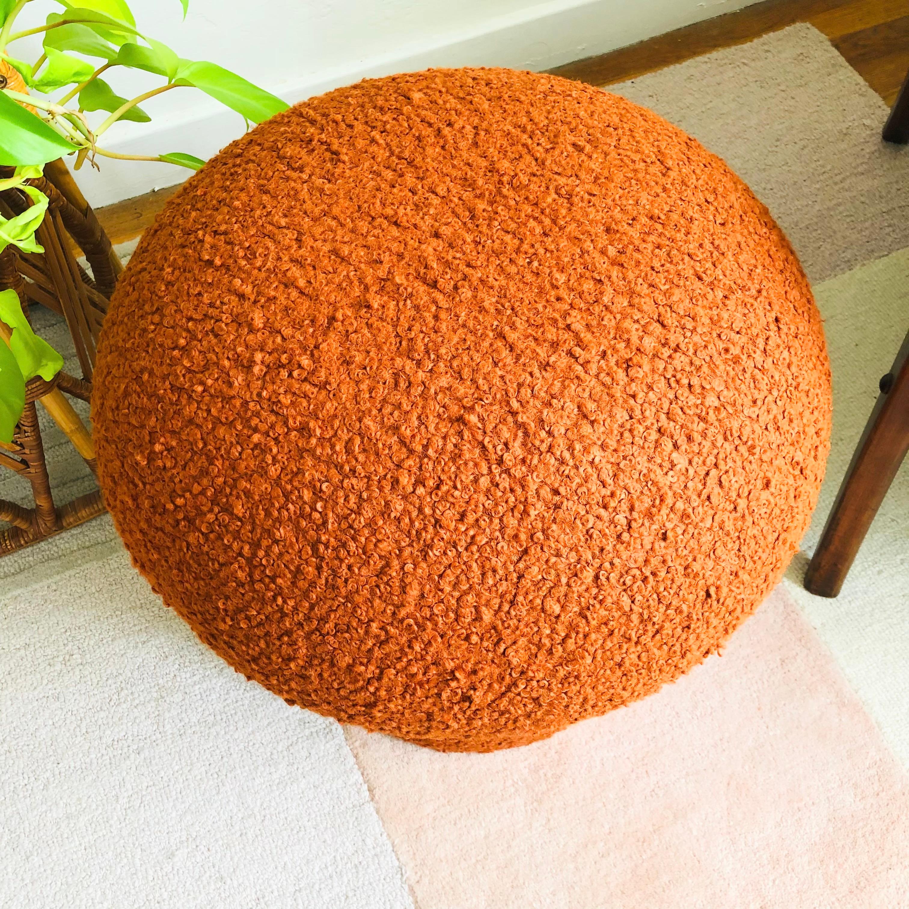 Ottomana Fungo in Boucle Cannella In condizioni Nuovo in vendita a Fairfield, CA