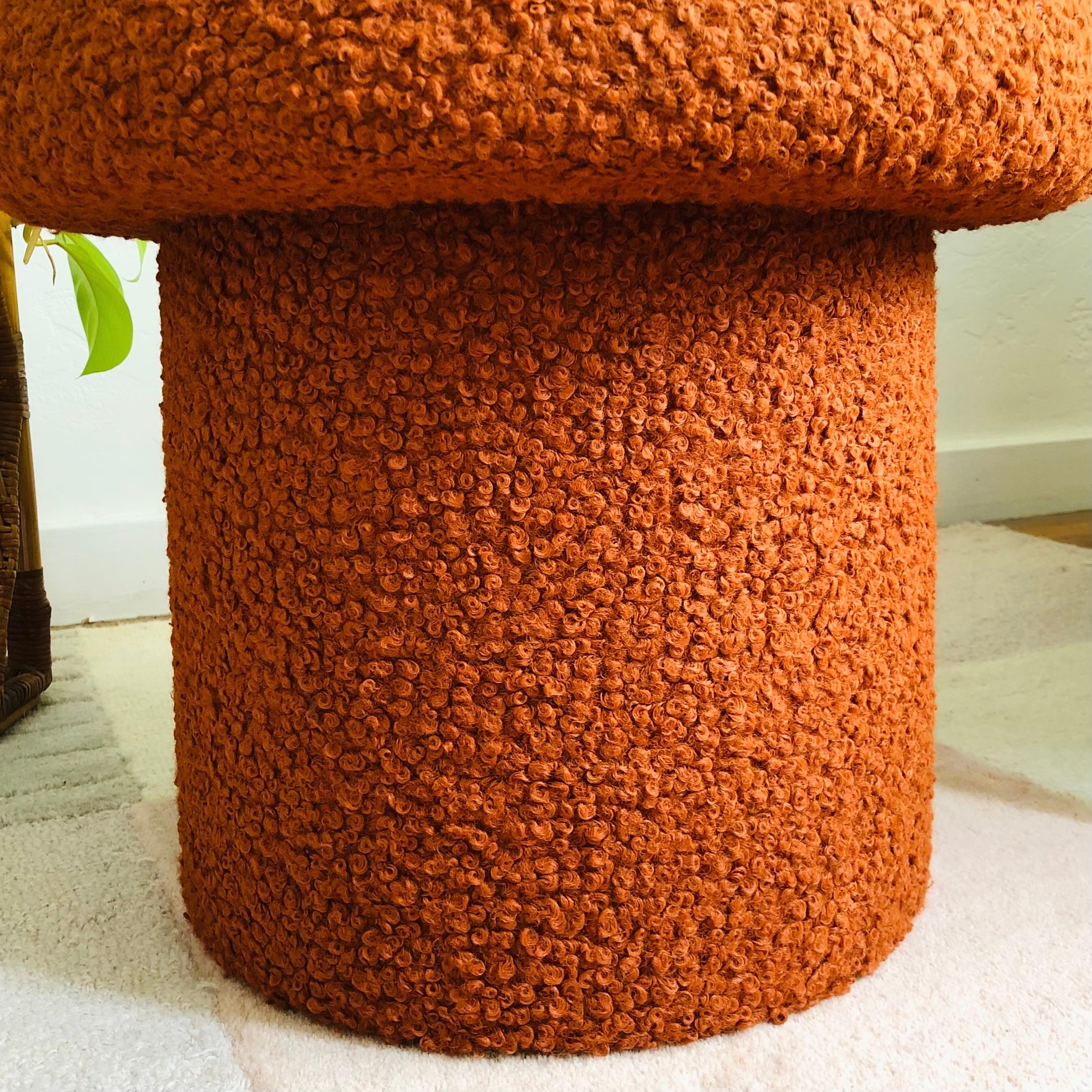Ottomana Fungo in Boucle Cannella in vendita 1