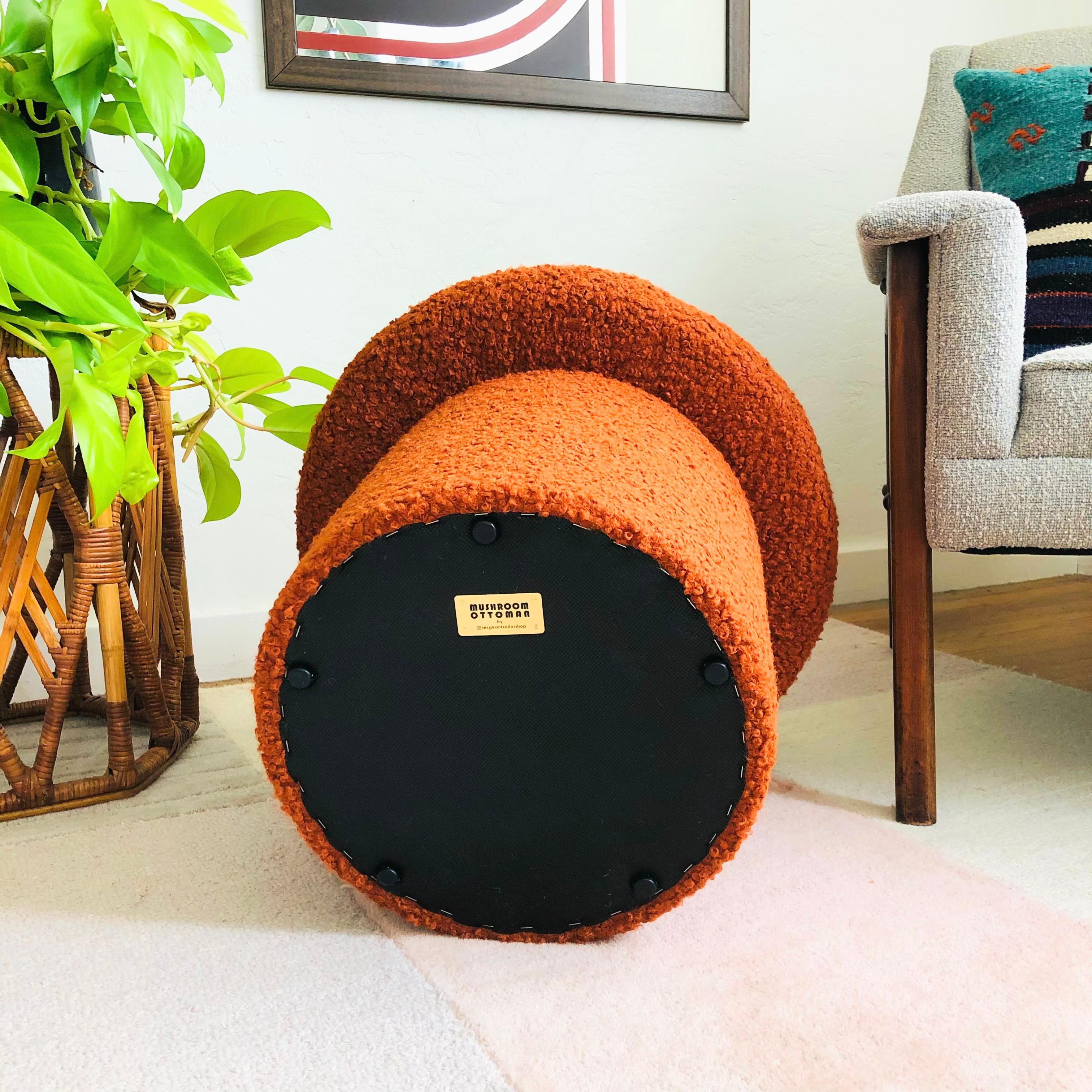 Ottomana Fungo in Boucle Cannella in vendita 2