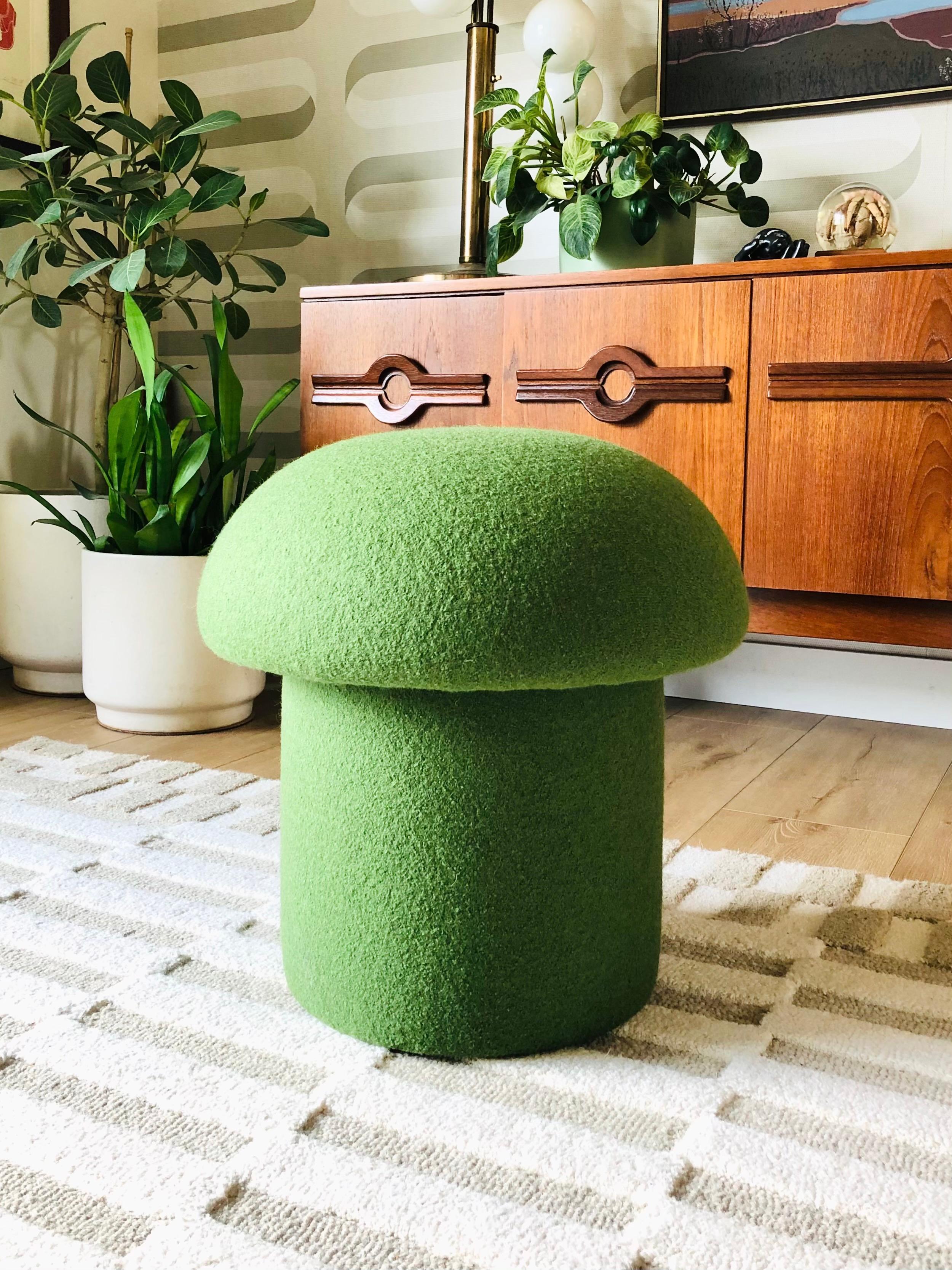 Un pouf a forma di fungo fatto a mano, rivestito in tessuto di lana verde 