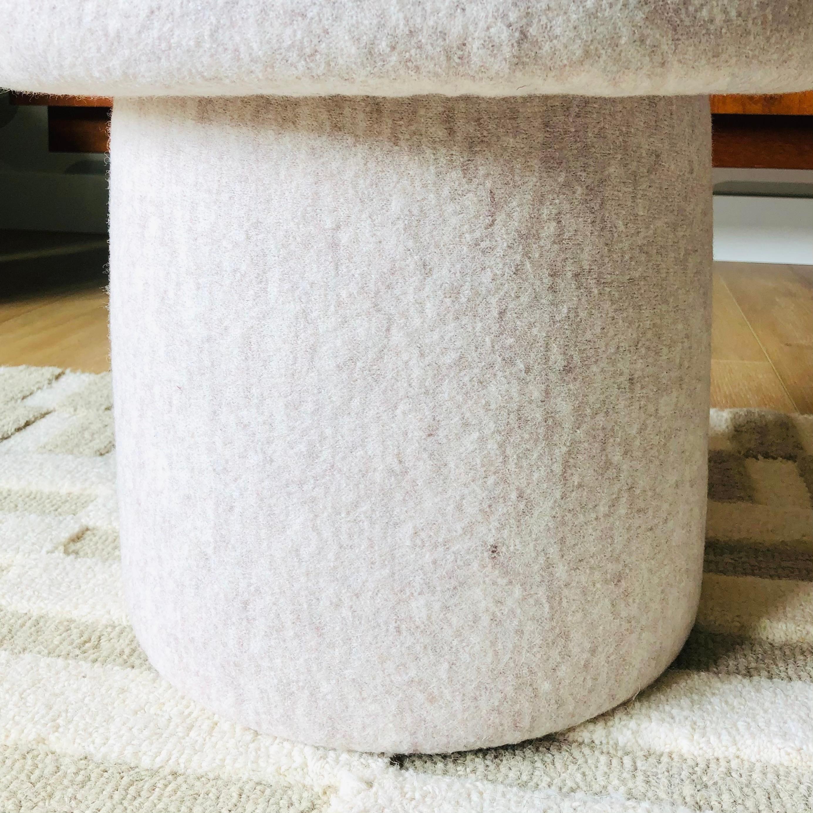 Pouf Mushroom en laine mélangée ivoire en vente 3