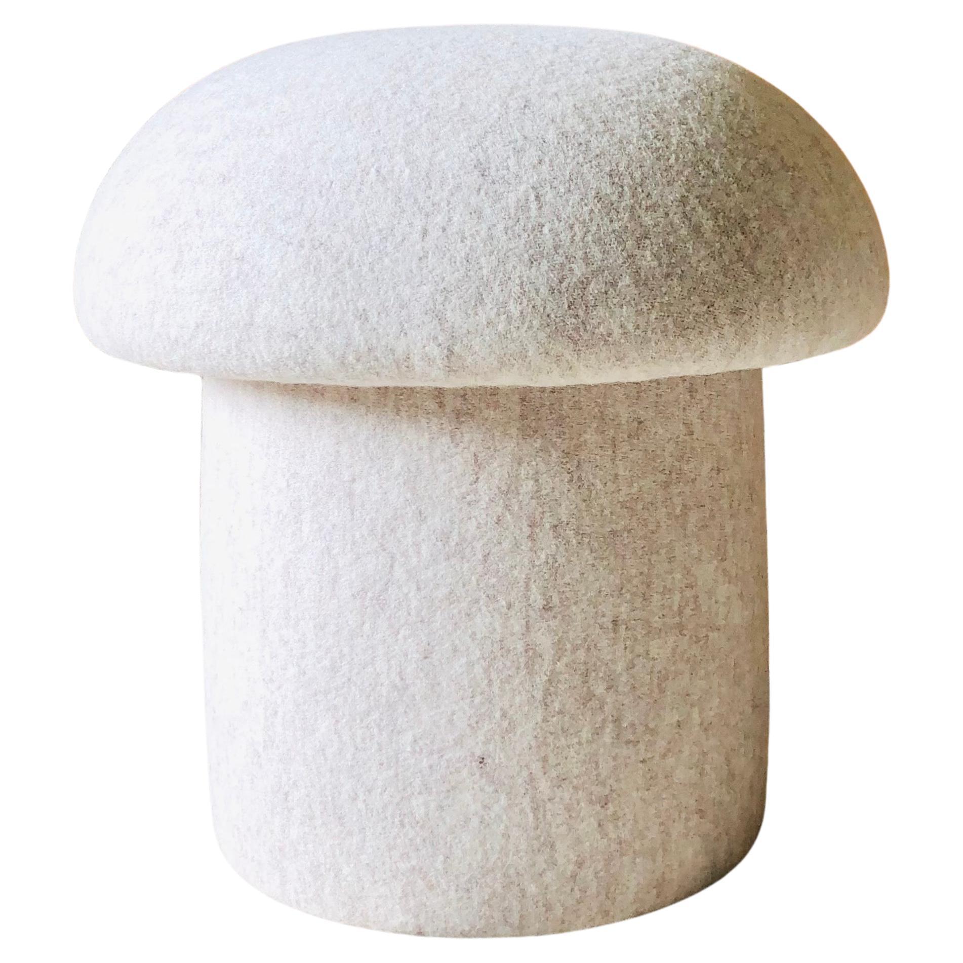 Un ottoman en forme de champignon, fait à la main, tapissé d'un tissu de laine 