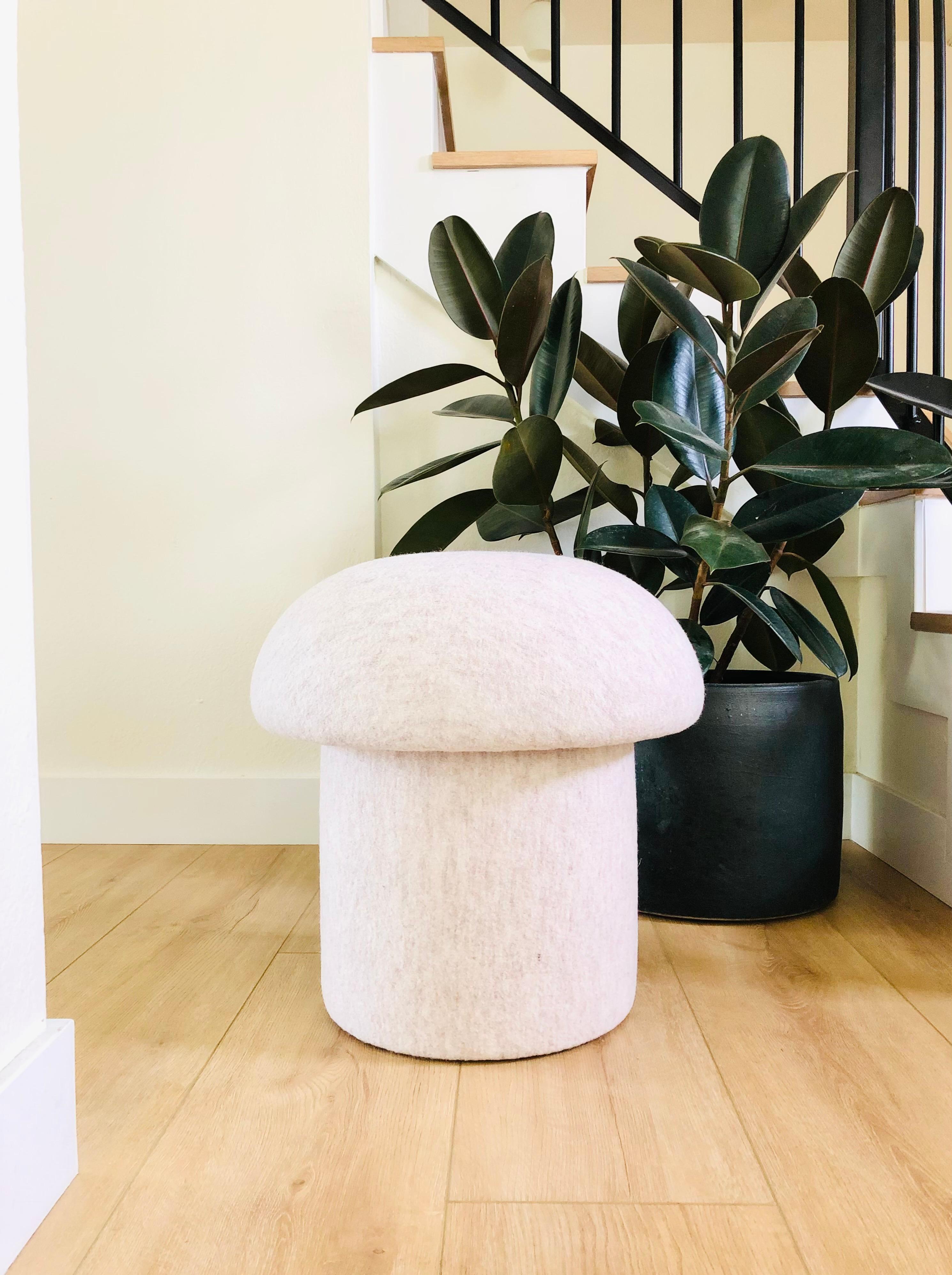 XXIe siècle et contemporain Pouf Mushroom en laine mélangée ivoire en vente