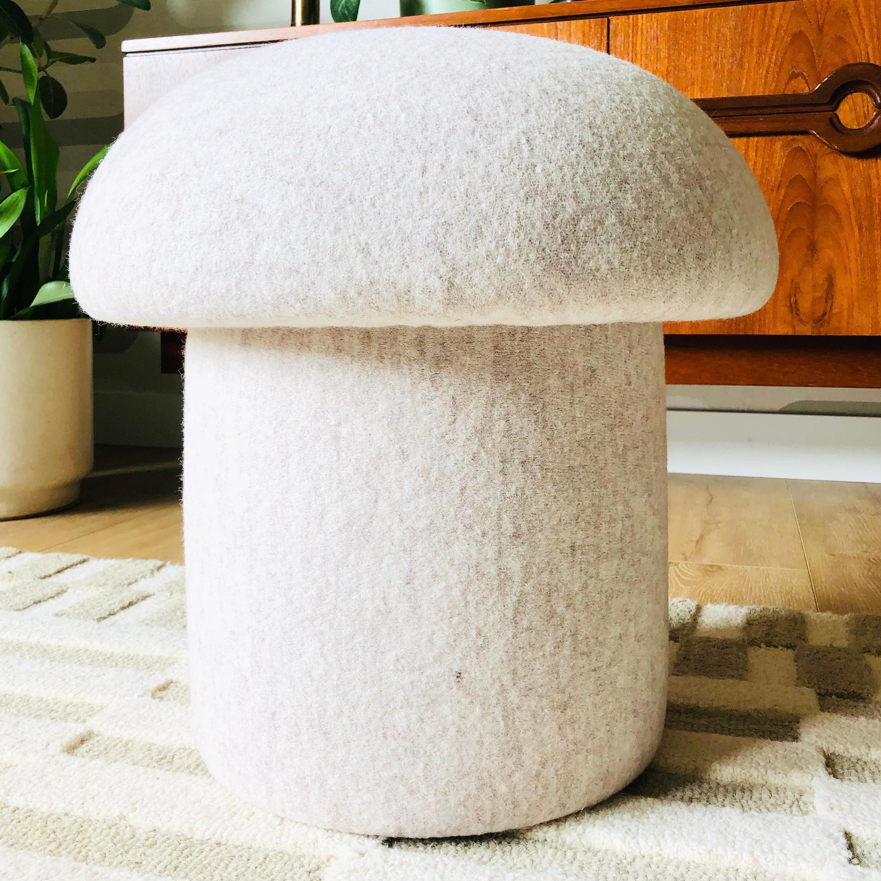 Laine Pouf Mushroom en laine mélangée ivoire en vente