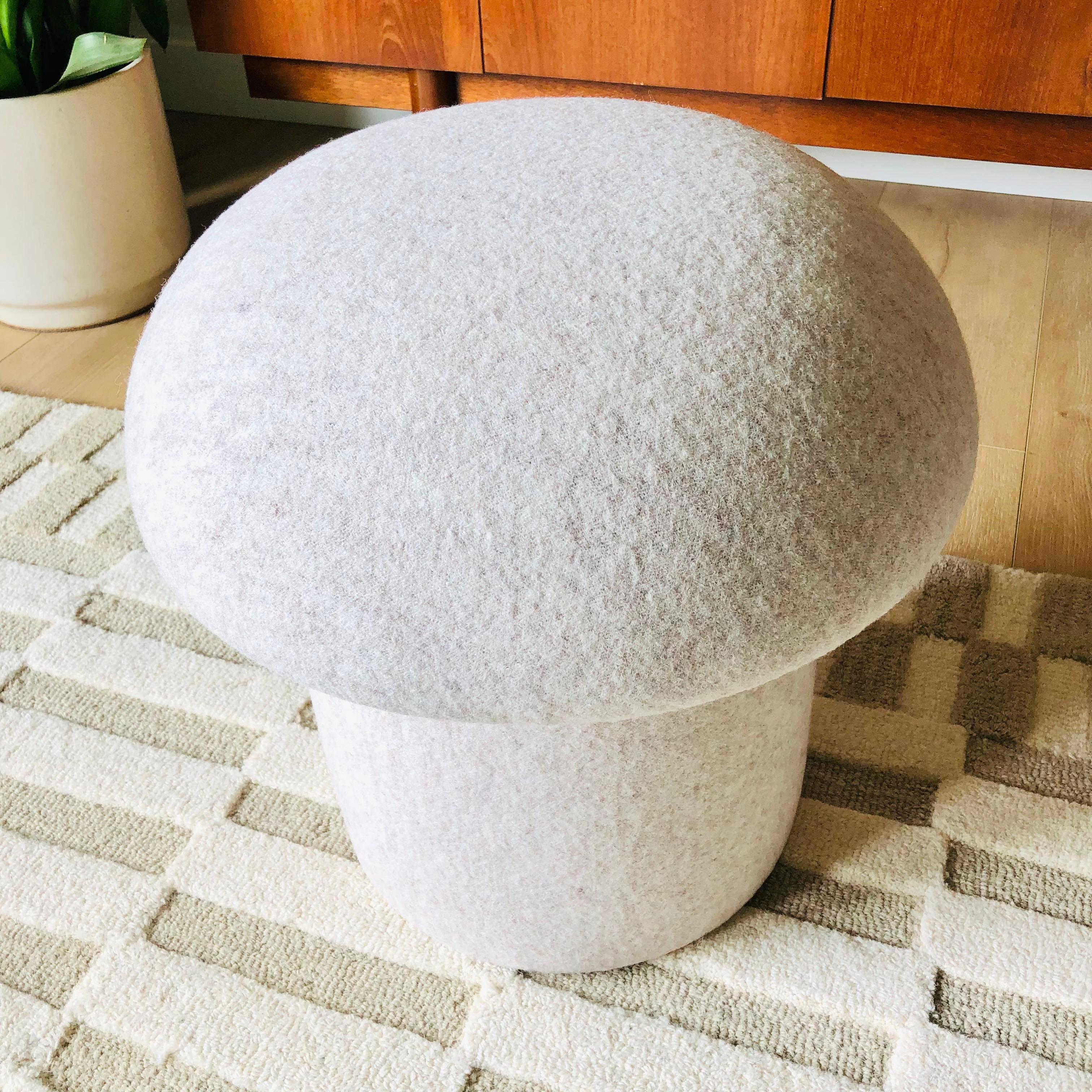 Pouf Mushroom en laine mélangée ivoire en vente 1