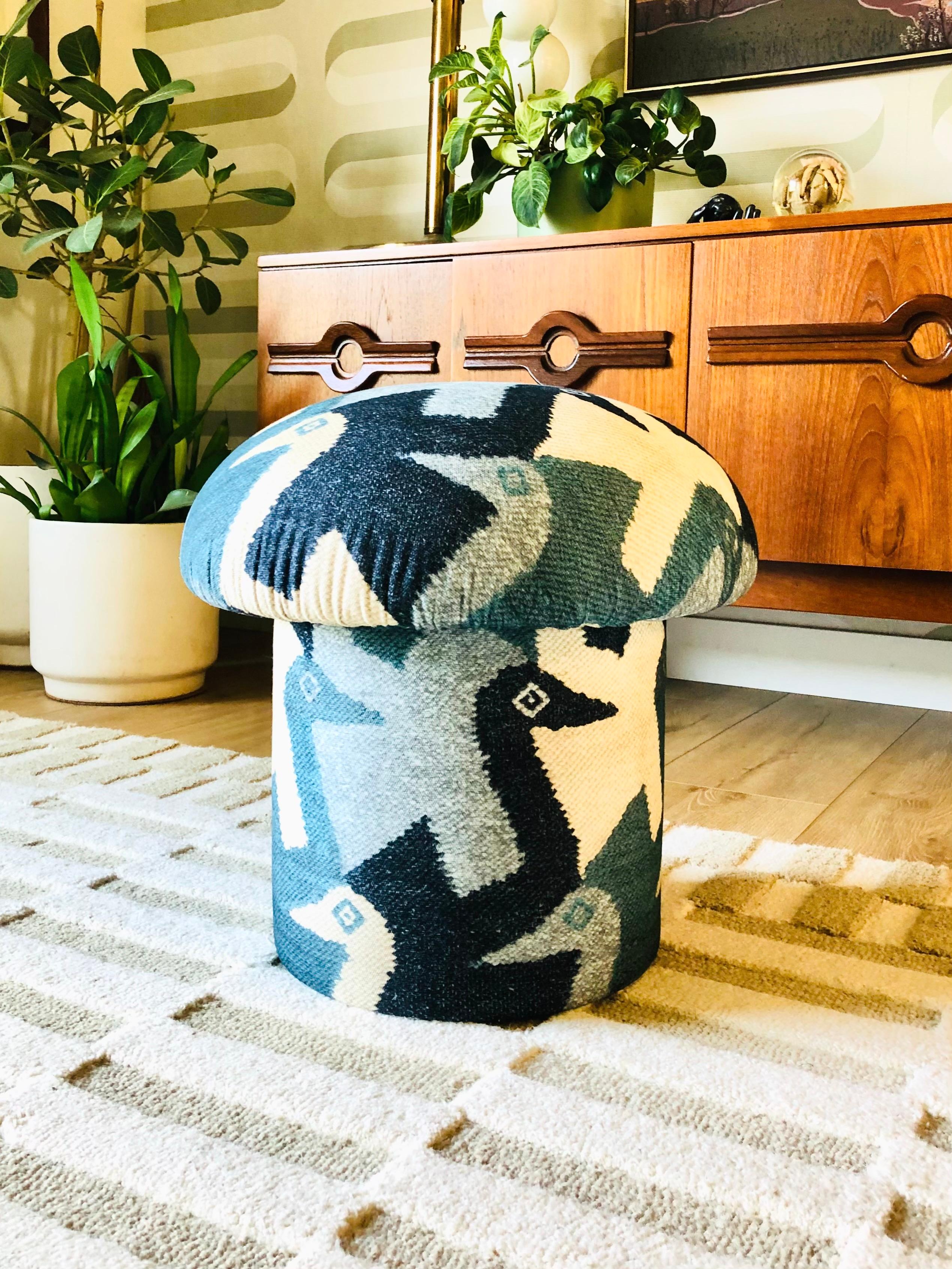 Un ottoman en forme de champignon fait à la main, tapissé d'un motif d'oiseau abstrait en coton imprimé. Ce design de tissu consiste en un magnifique jeu entre l'espace négatif et l'espace positif sous la forme d'oiseaux dans des teintes de bleu et