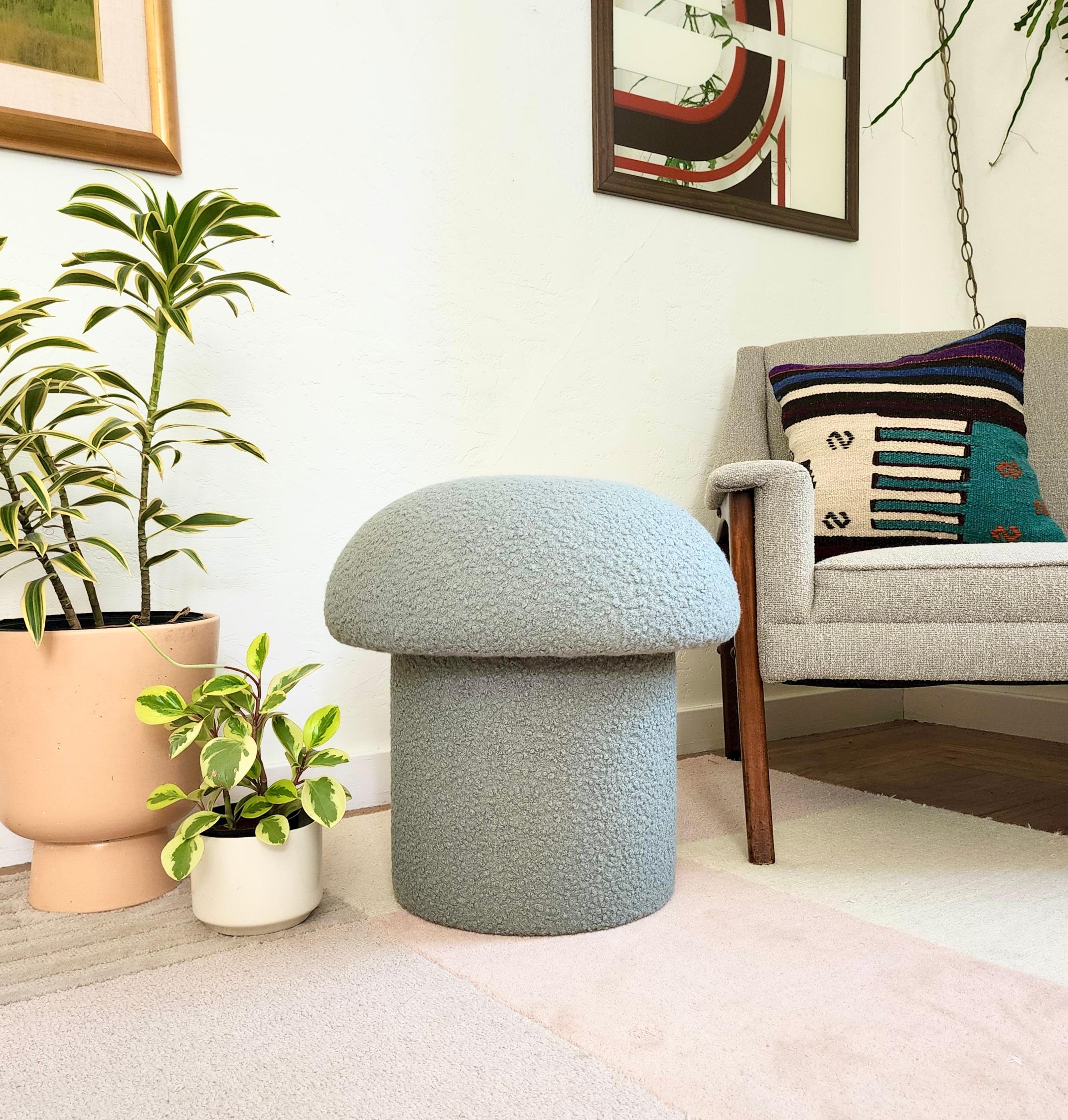 Tabouret en forme de champignon, fabriqué à la main et recouvert d'un tissu bouclé 