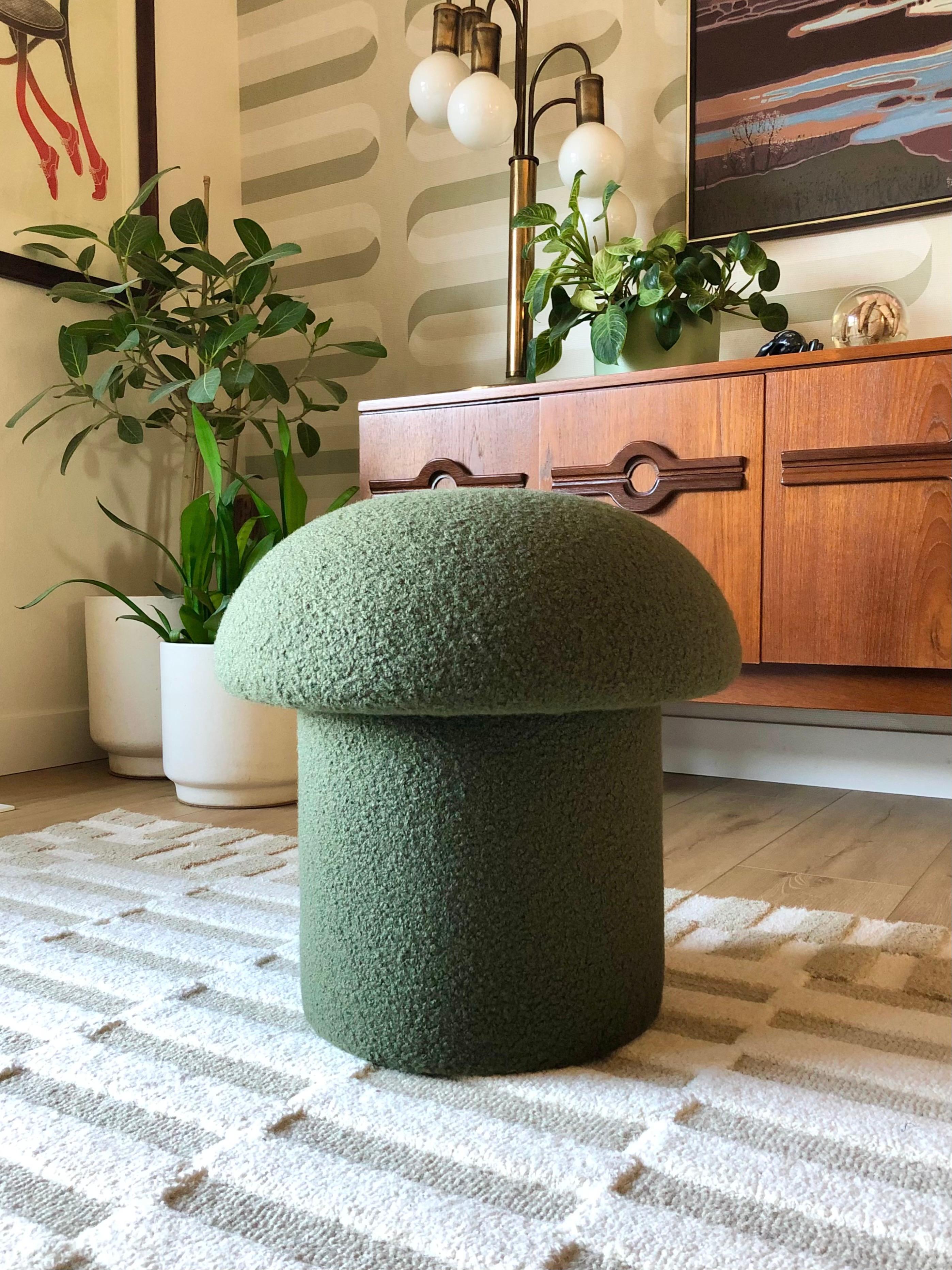 Un ottoman en forme de champignon, fait à la main, recouvert d'un tissu bouclé de couleur vert olive. Parfait pour être utilisé comme pouf ou comme siège supplémentaire d'appoint. Une belle pièce d'accent sculpturale.
Les ottomans champignons sont