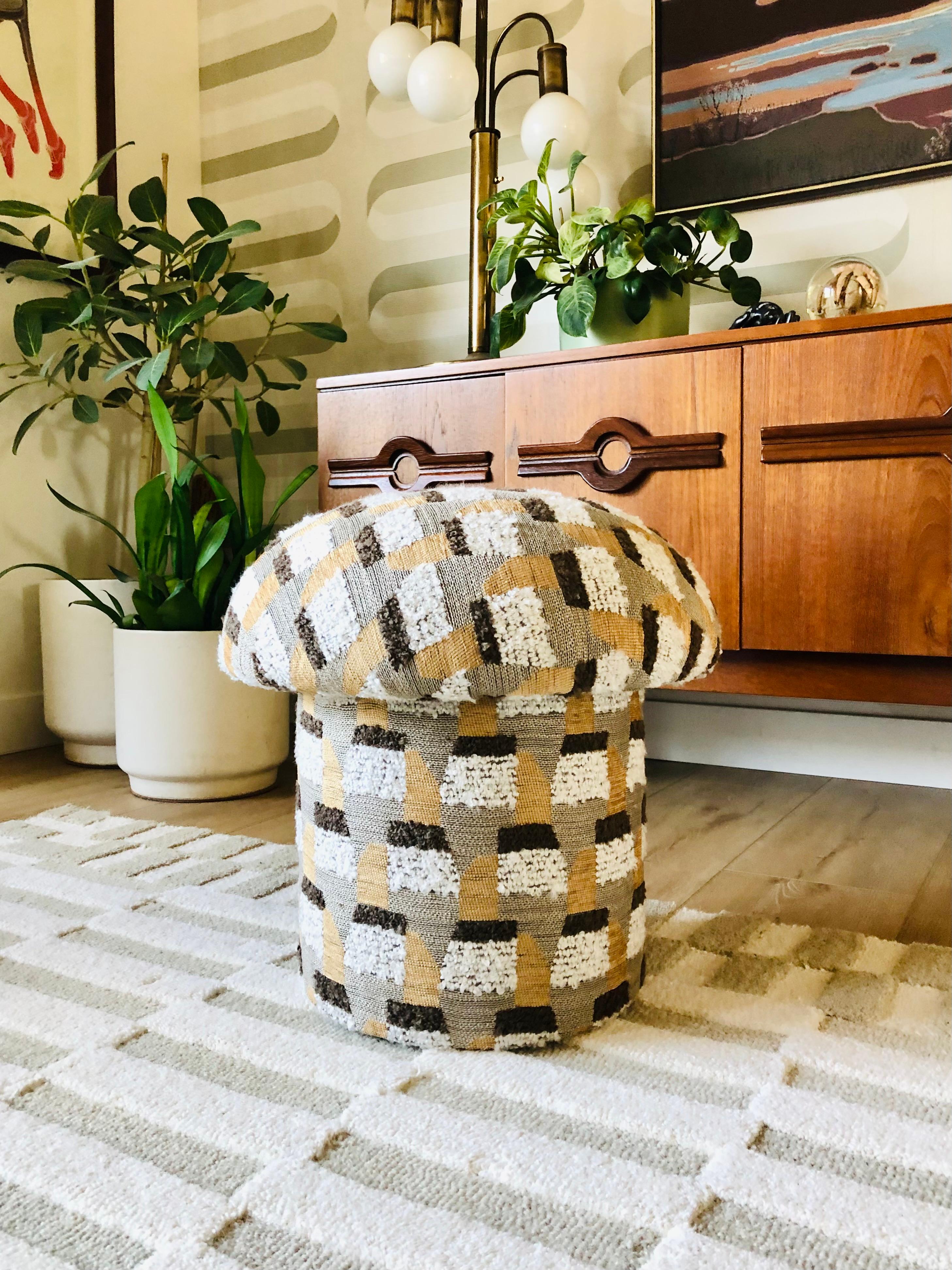 Un pouf a forma di fungo fatto a mano, rivestito in tessuto speciale 