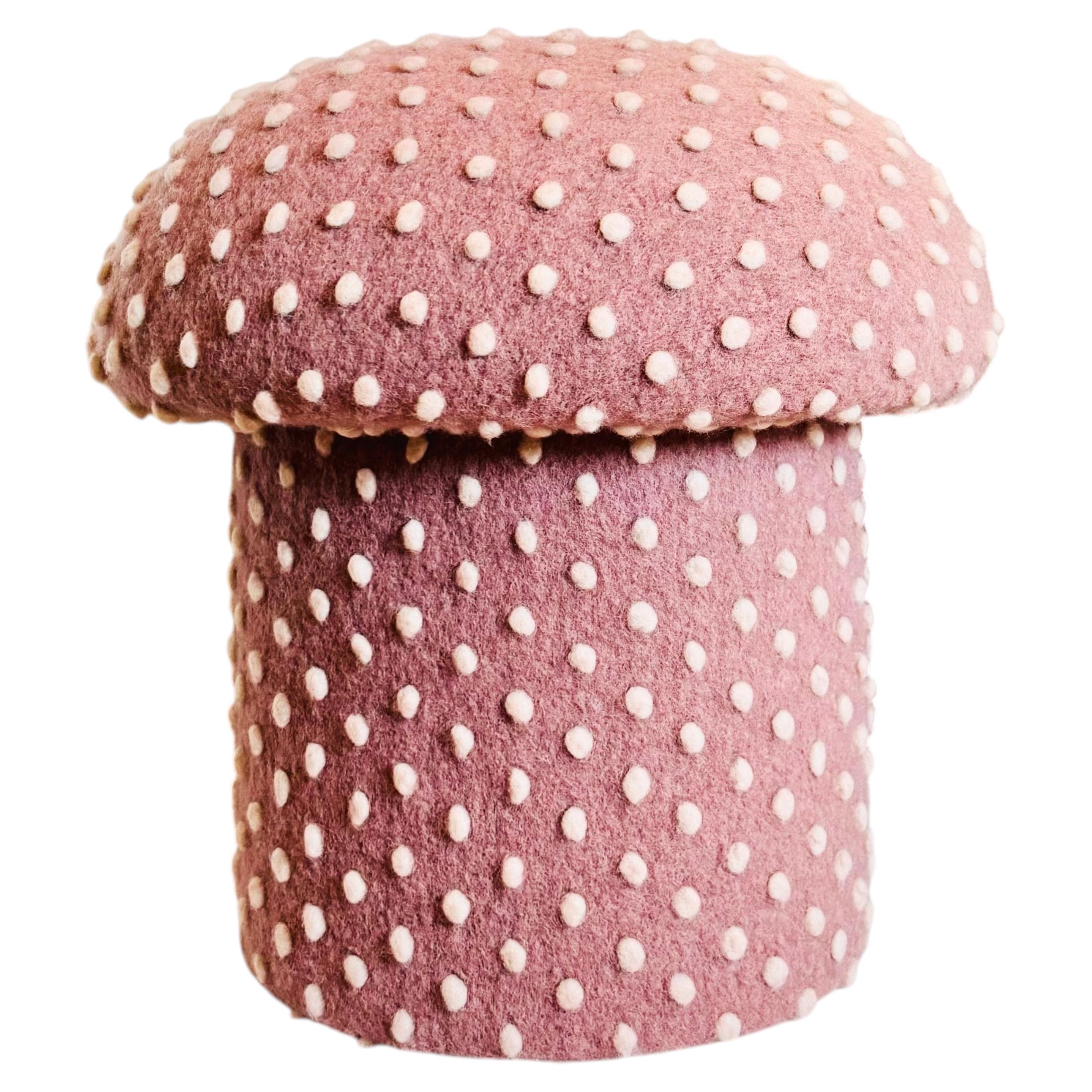 Pouf « Mushroom » en laine rose pétale à pois en vente