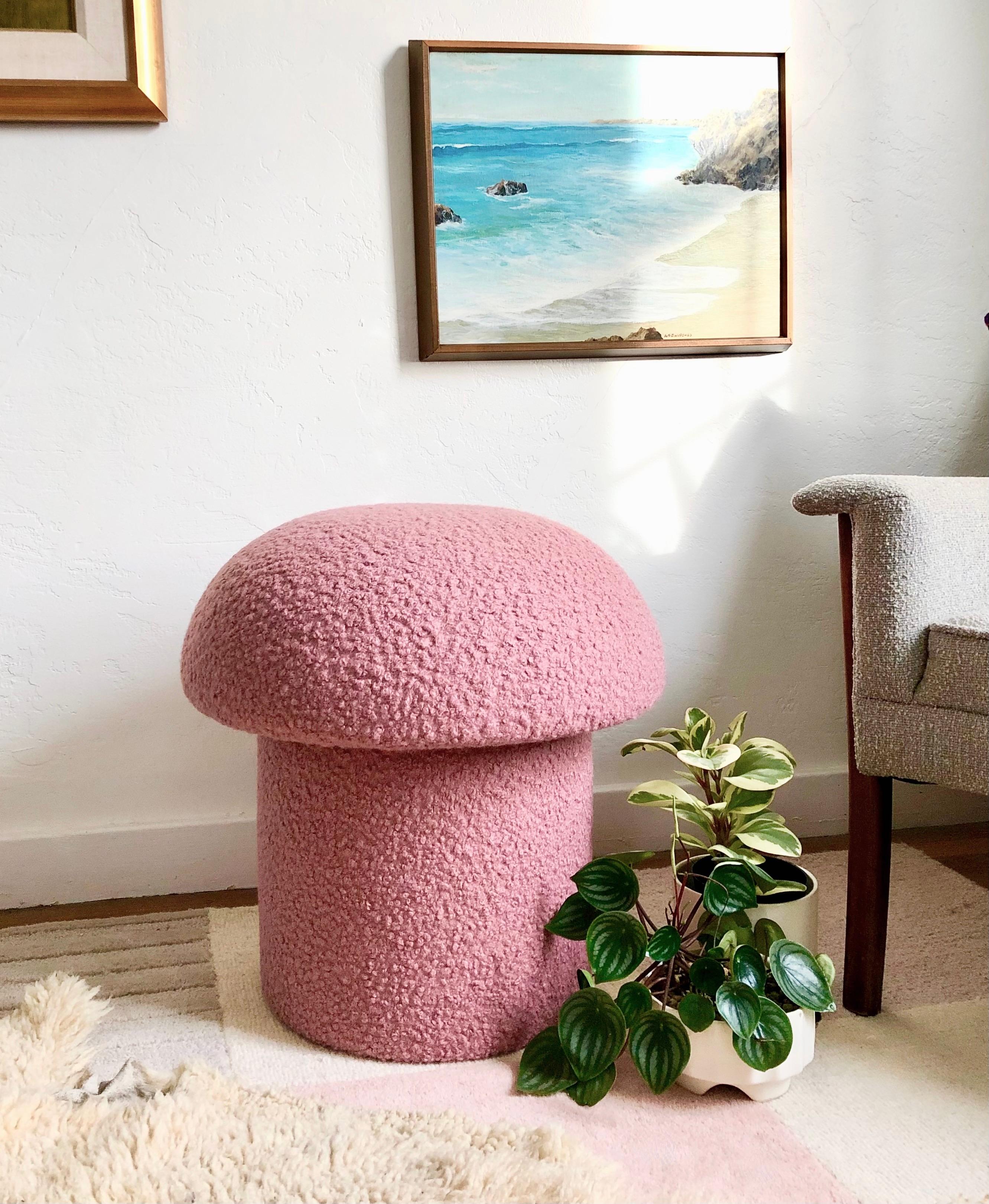 Tabouret en forme de champignon, fabriqué à la main et recouvert d'un tissu bouclé de couleur rose. Parfait pour être utilisé comme pouf ou comme siège supplémentaire d'appoint. Un siège coussiné confortable et une pièce d'accentuation