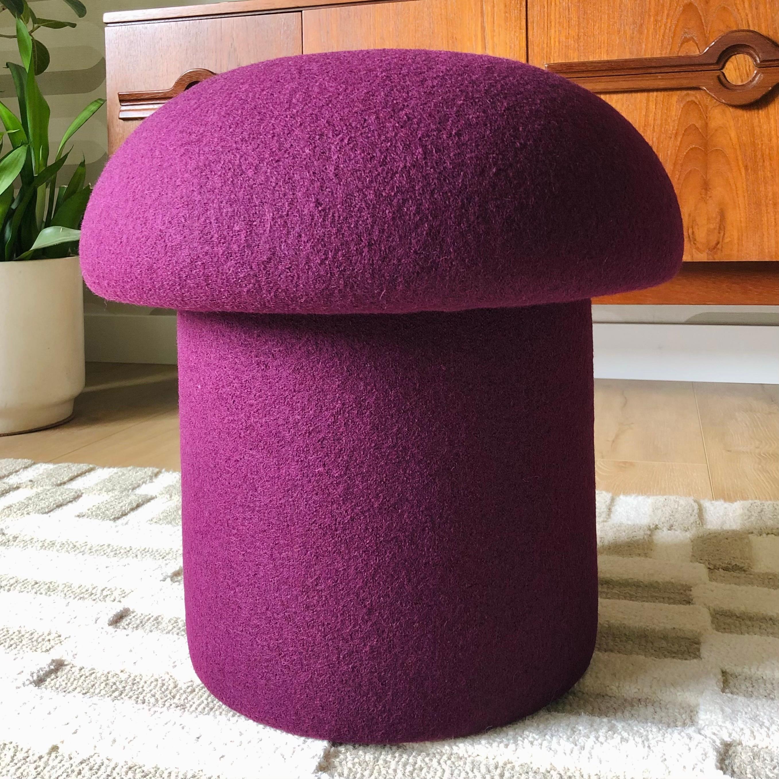 Otomana Champiñón de Lana Ciruela Siglo XXI y contemporáneo en venta