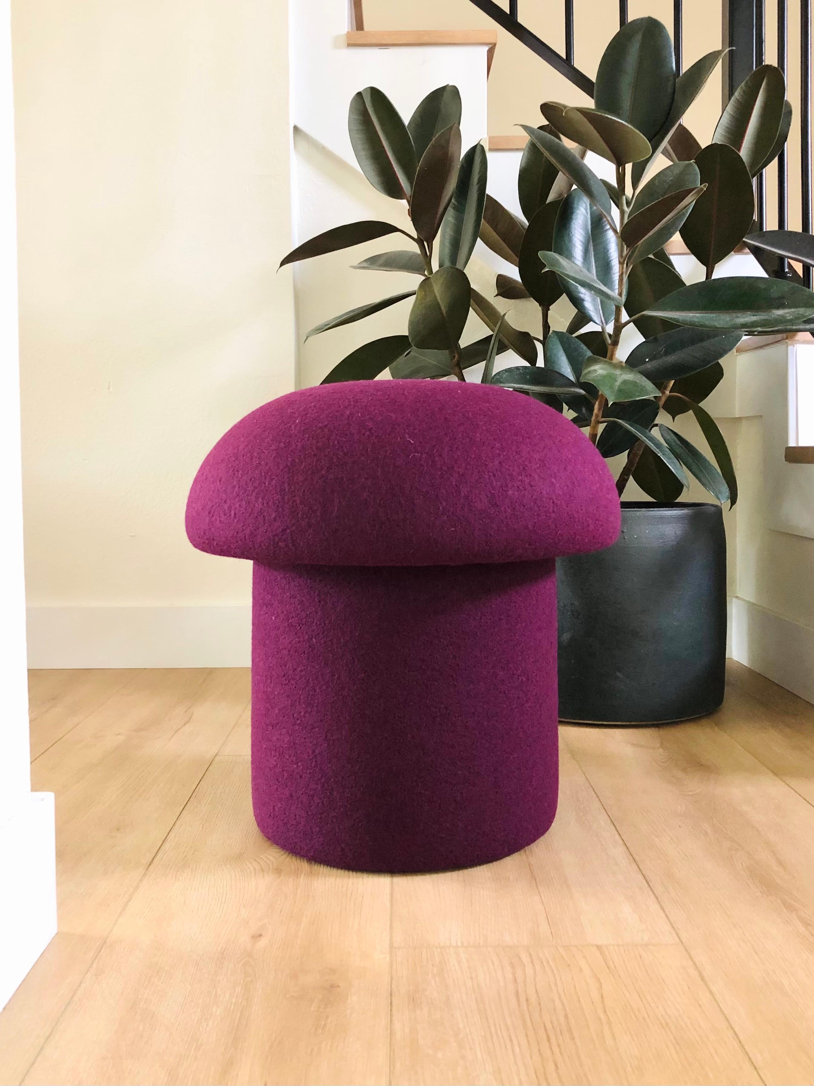 Otomana Champiñón de Lana Ciruela en Nuevo estado para la venta en Fairfield, CA