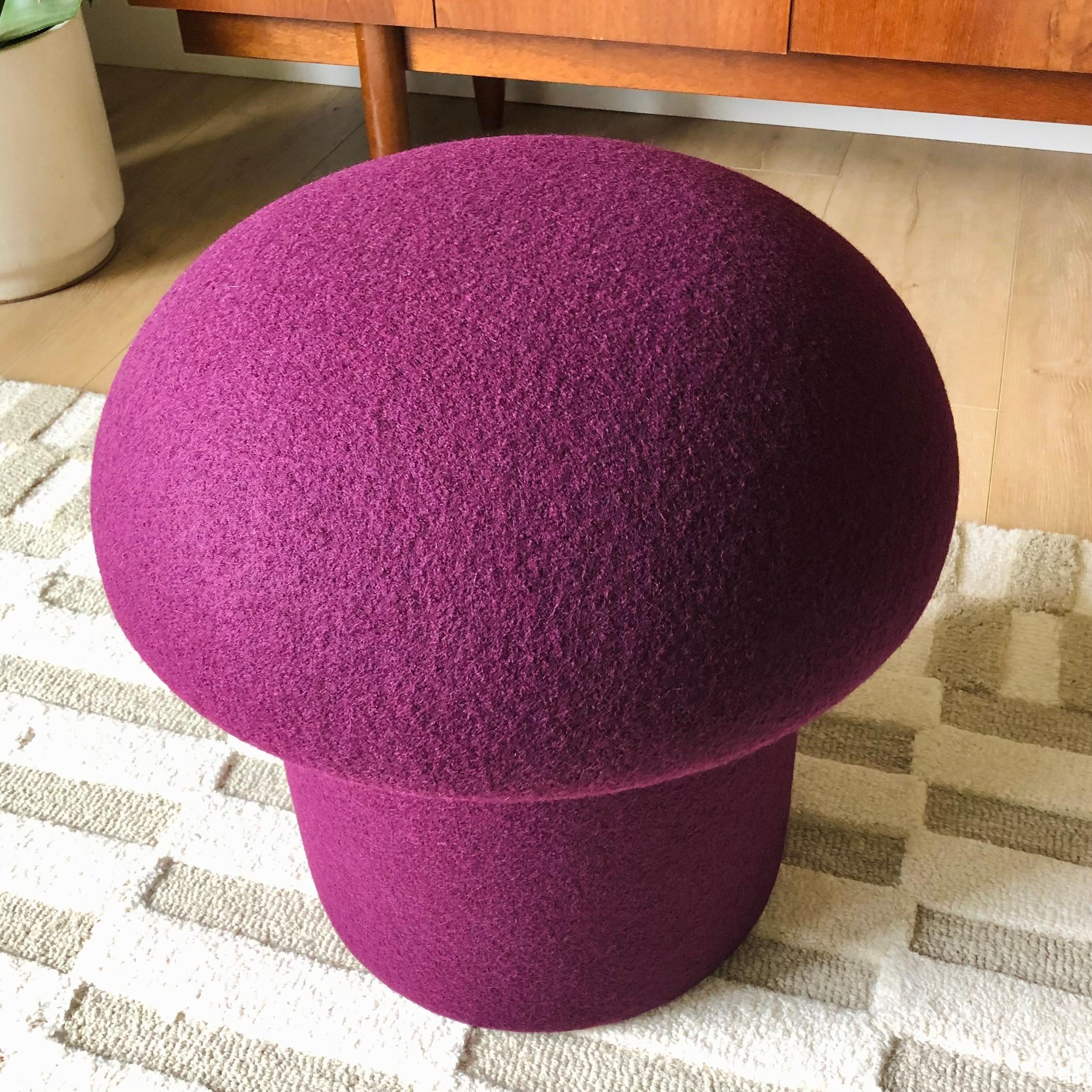 Otomana Champiñón de Lana Ciruela en venta 1
