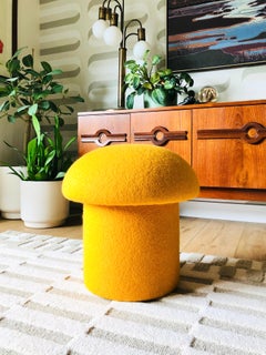 Mushroom-Ottoman aus safranfarbener Wolle