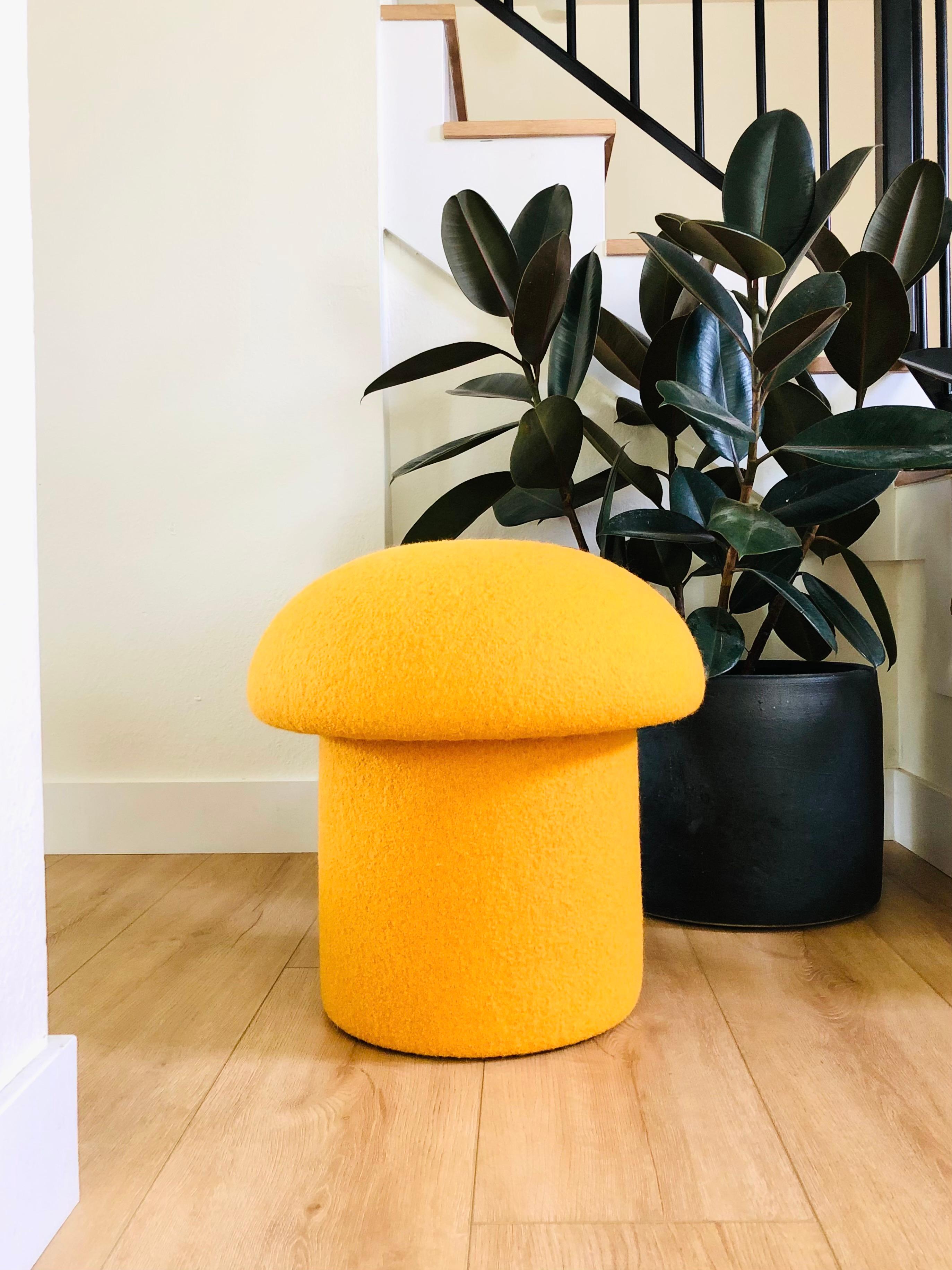 Mid-Century Modern Pouf Mushroom en laine Safran en vente