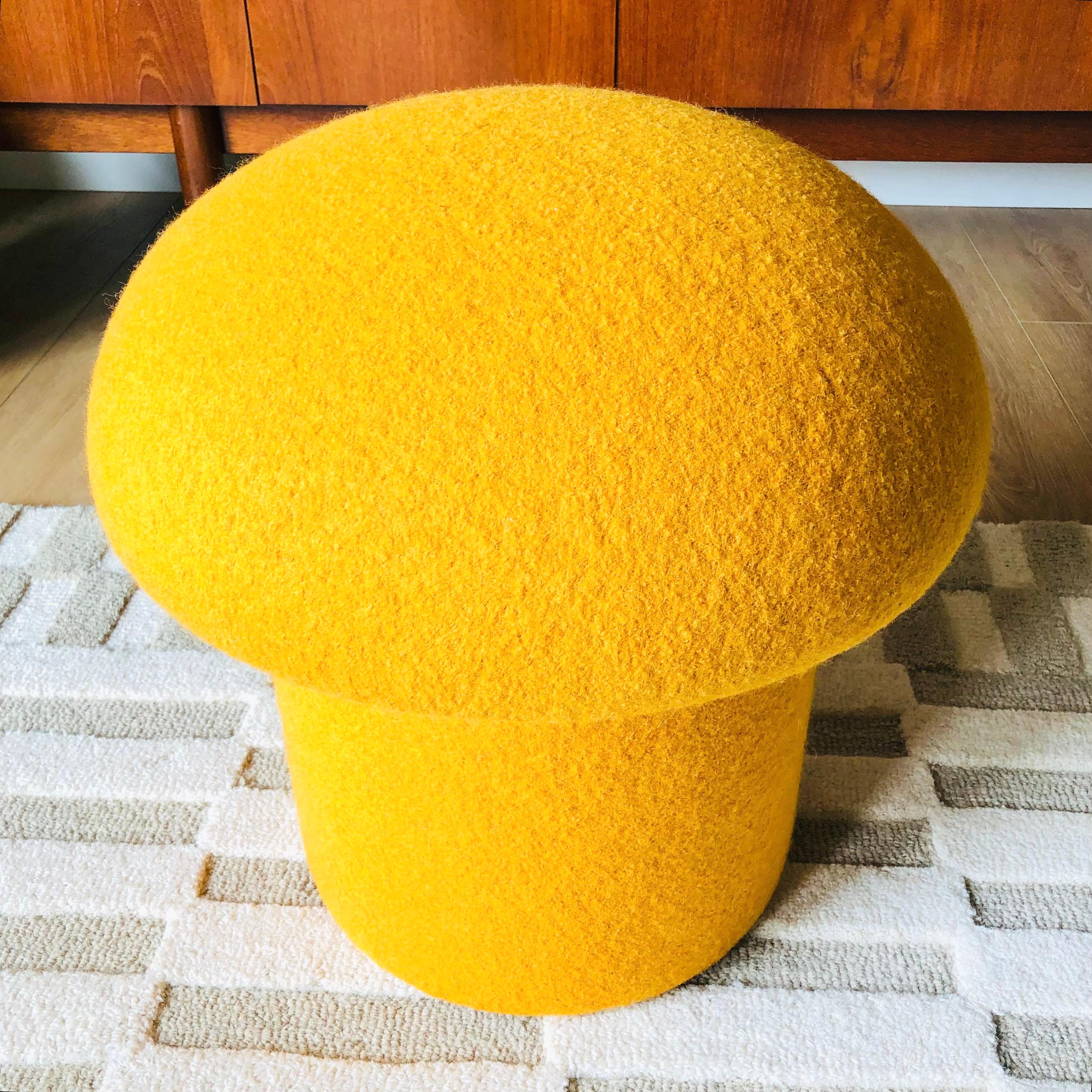 Laine Pouf Mushroom en laine Safran en vente