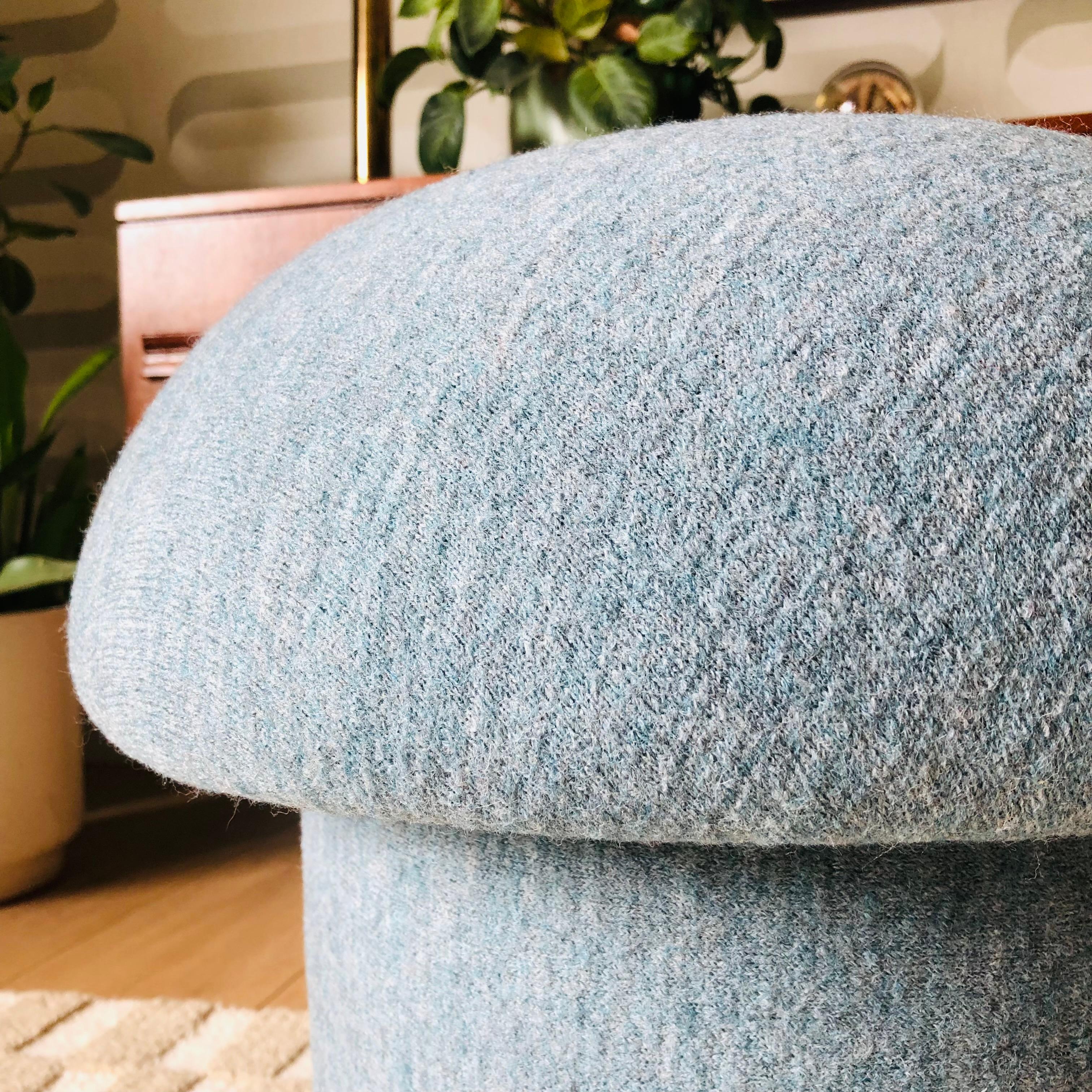 Mushroom-Ottoman aus Sky Melange-Woll im Angebot 1