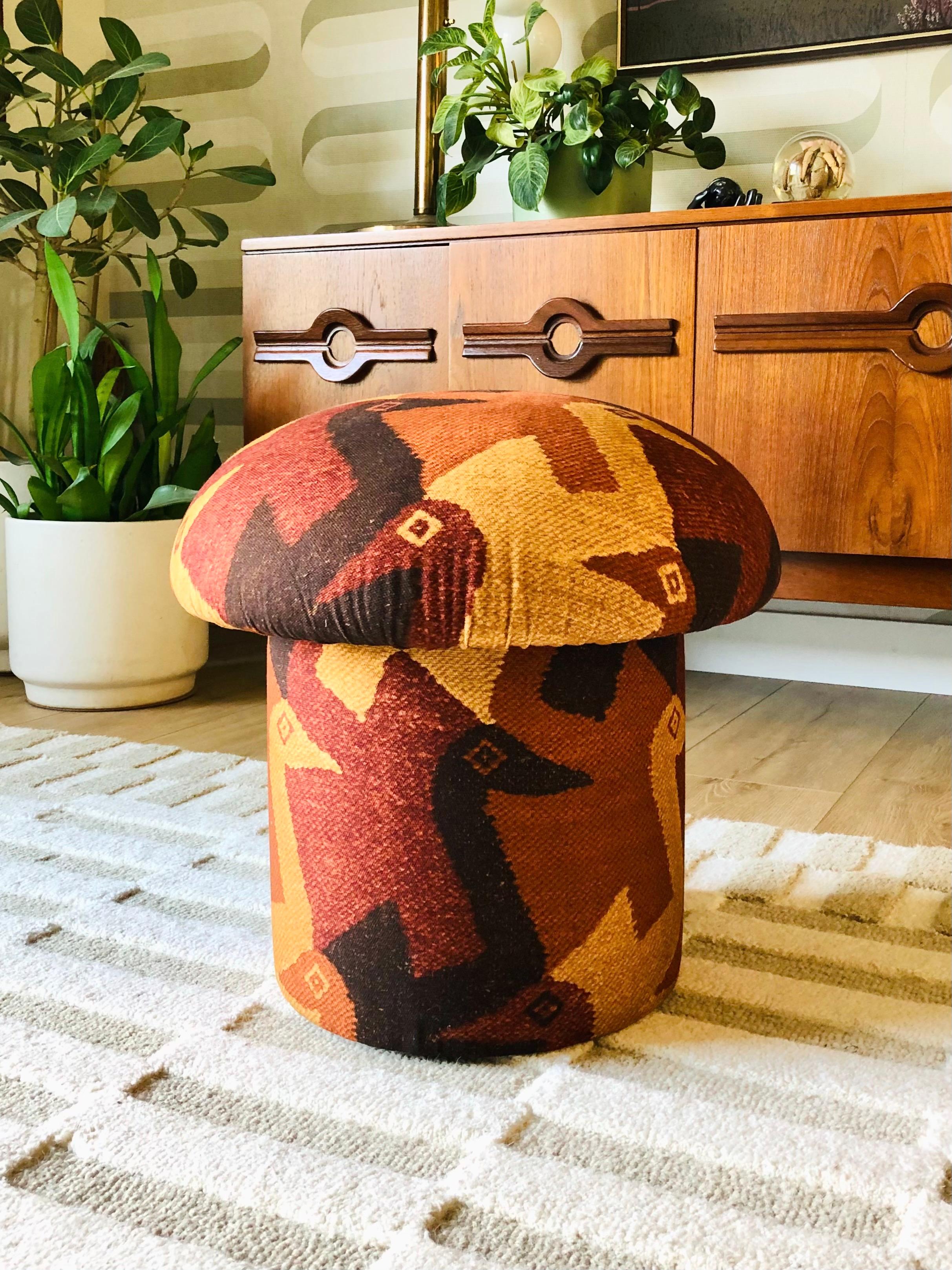 Un ottoman en forme de champignon fait à la main, tapissé d'un motif d'oiseau abstrait en coton imprimé. Ce design de tissu consiste en un magnifique jeu entre l'espace négatif et positif sous la forme d'oiseaux dans des tons chauds d'orange, de
