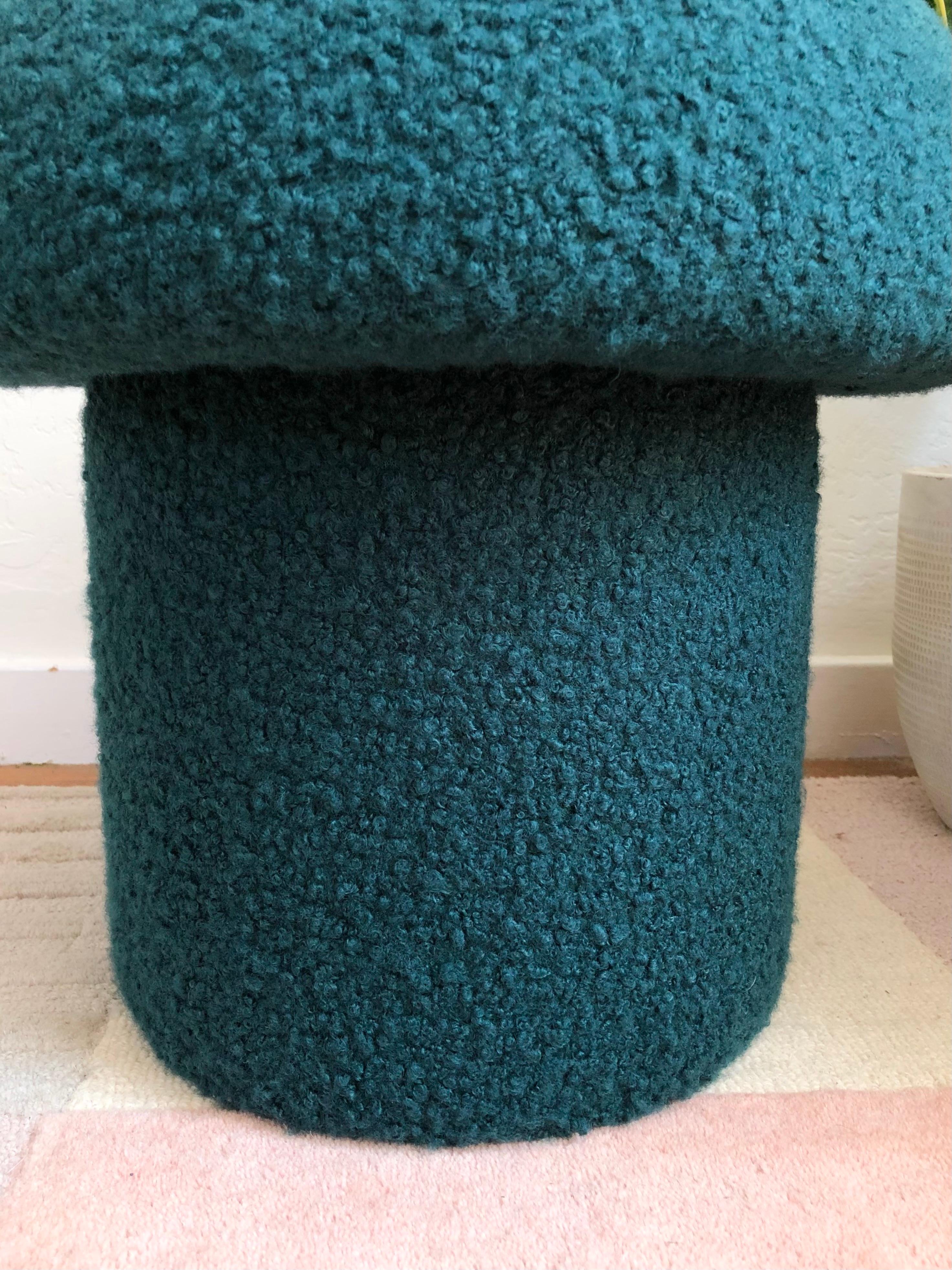 Mid-Century moderno Pouf fungo in bouclé verde acqua in vendita