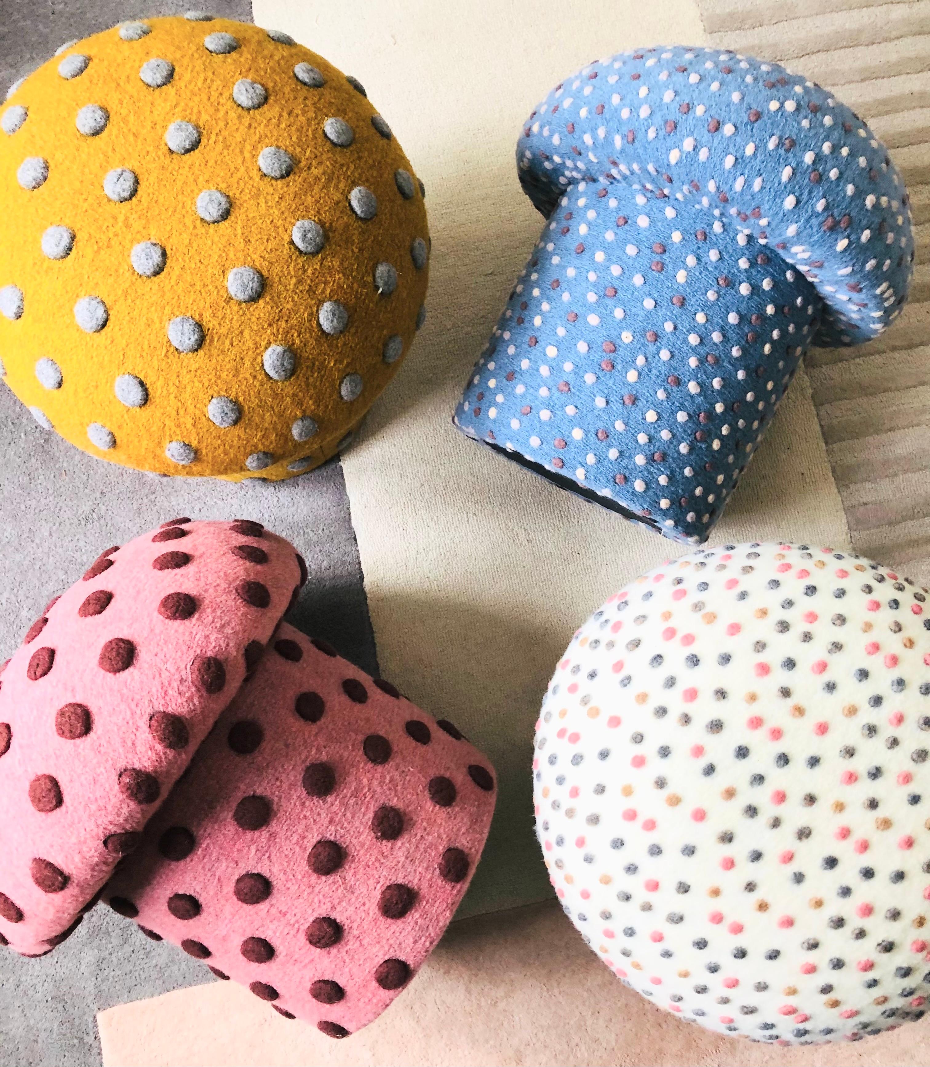 Pouf champignon en laine denim à pois bleus en vente 3