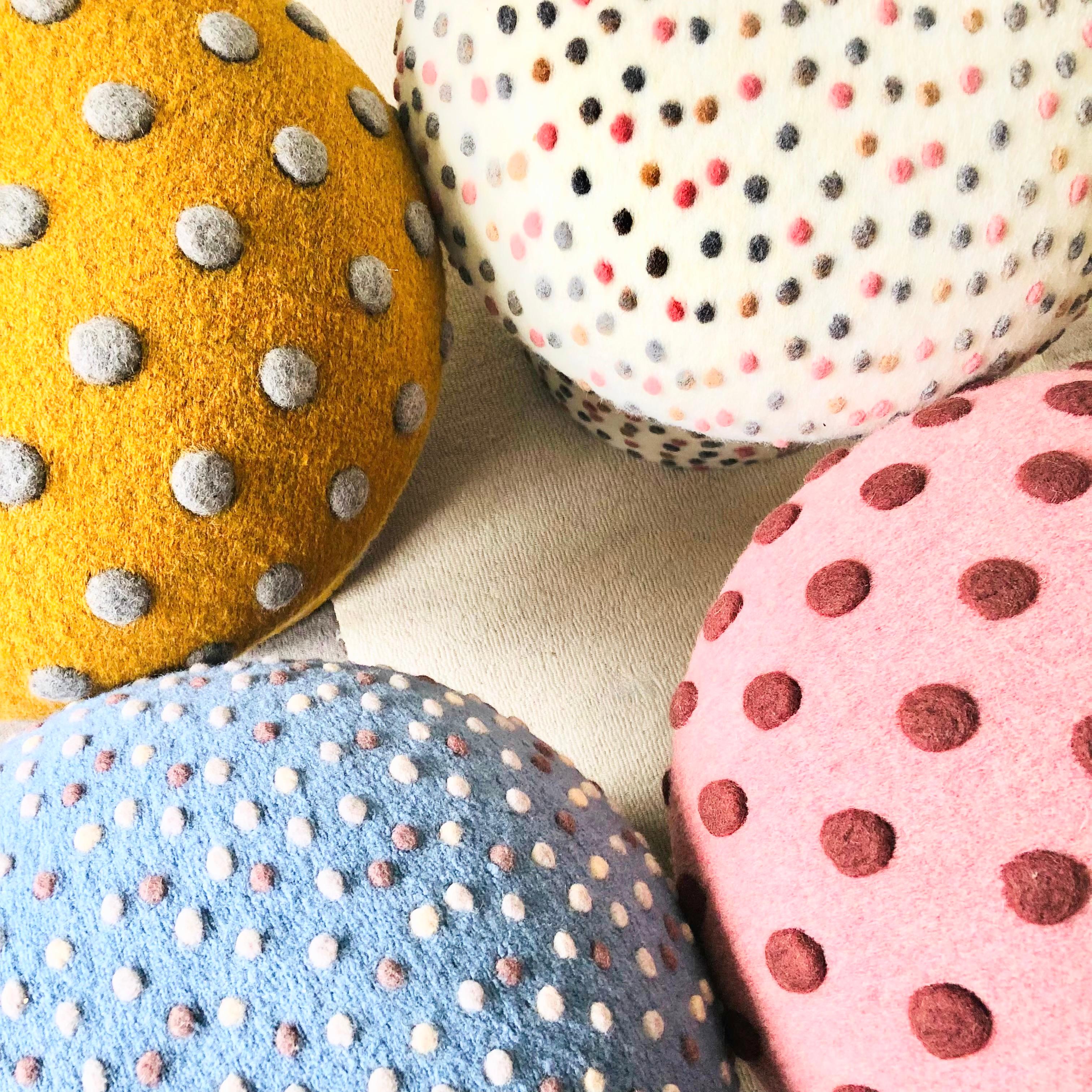 Pouf champignon en laine denim à pois bleus en vente 4