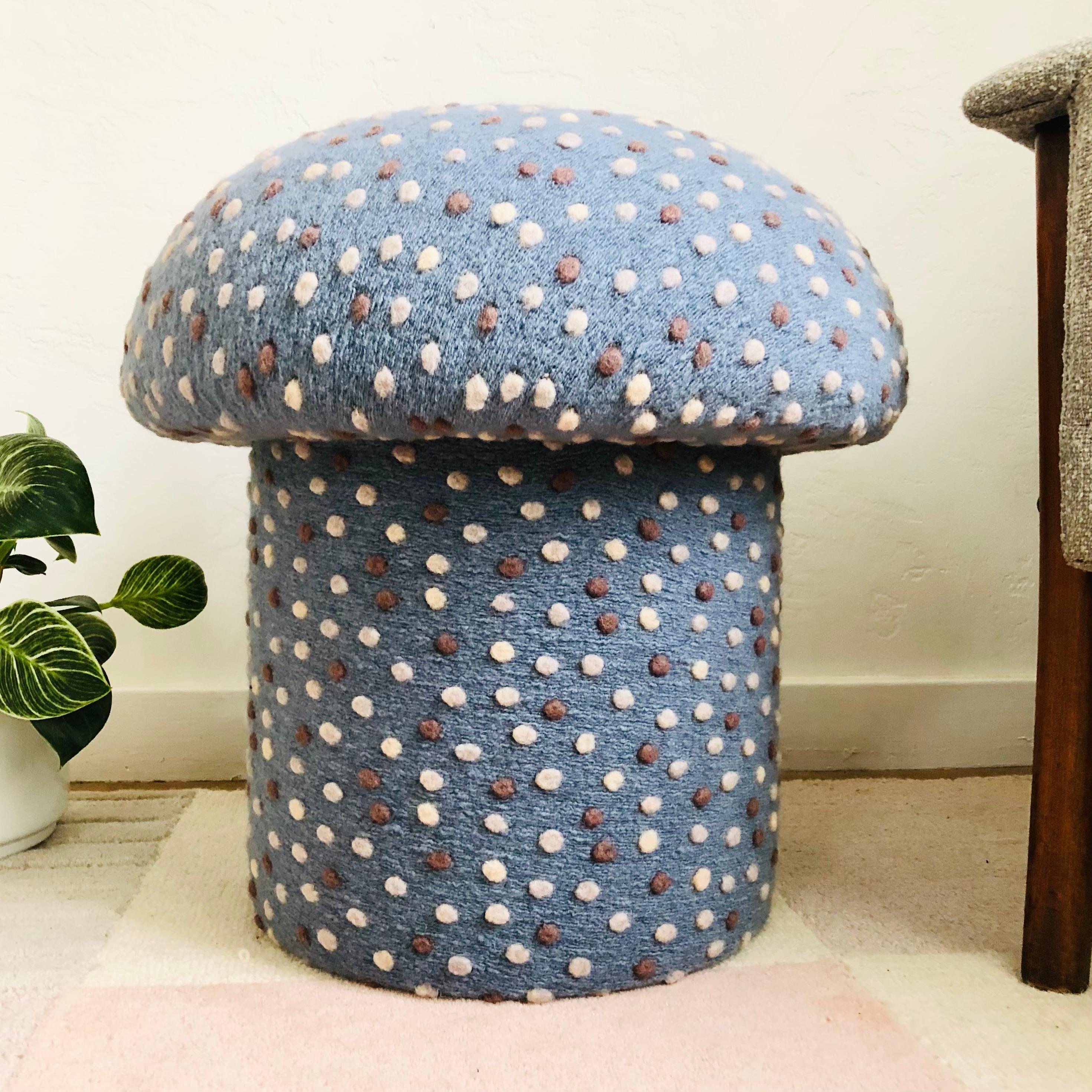Moderne Pouf champignon en laine denim à pois bleus en vente
