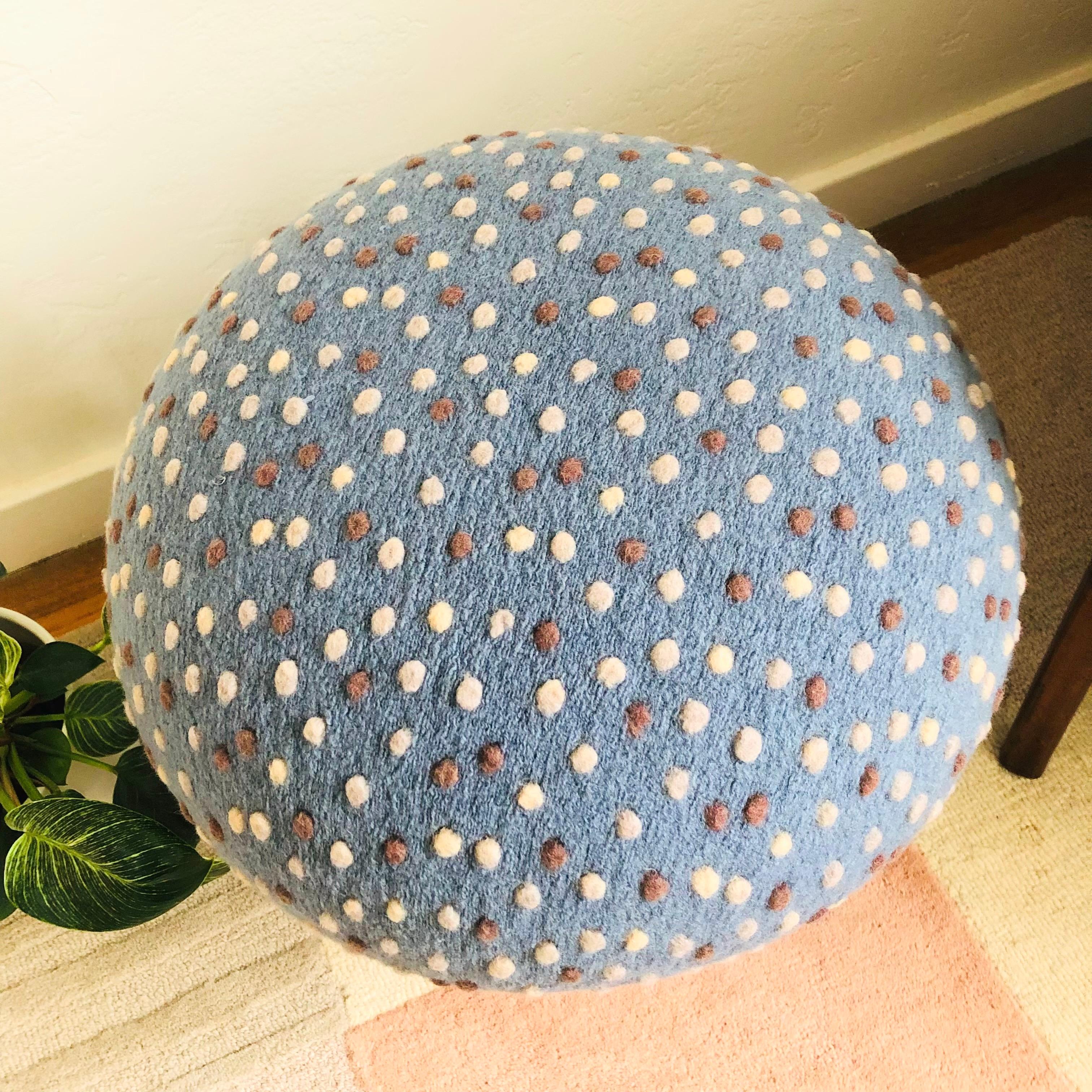 XXIe siècle et contemporain Pouf champignon en laine denim à pois bleus en vente