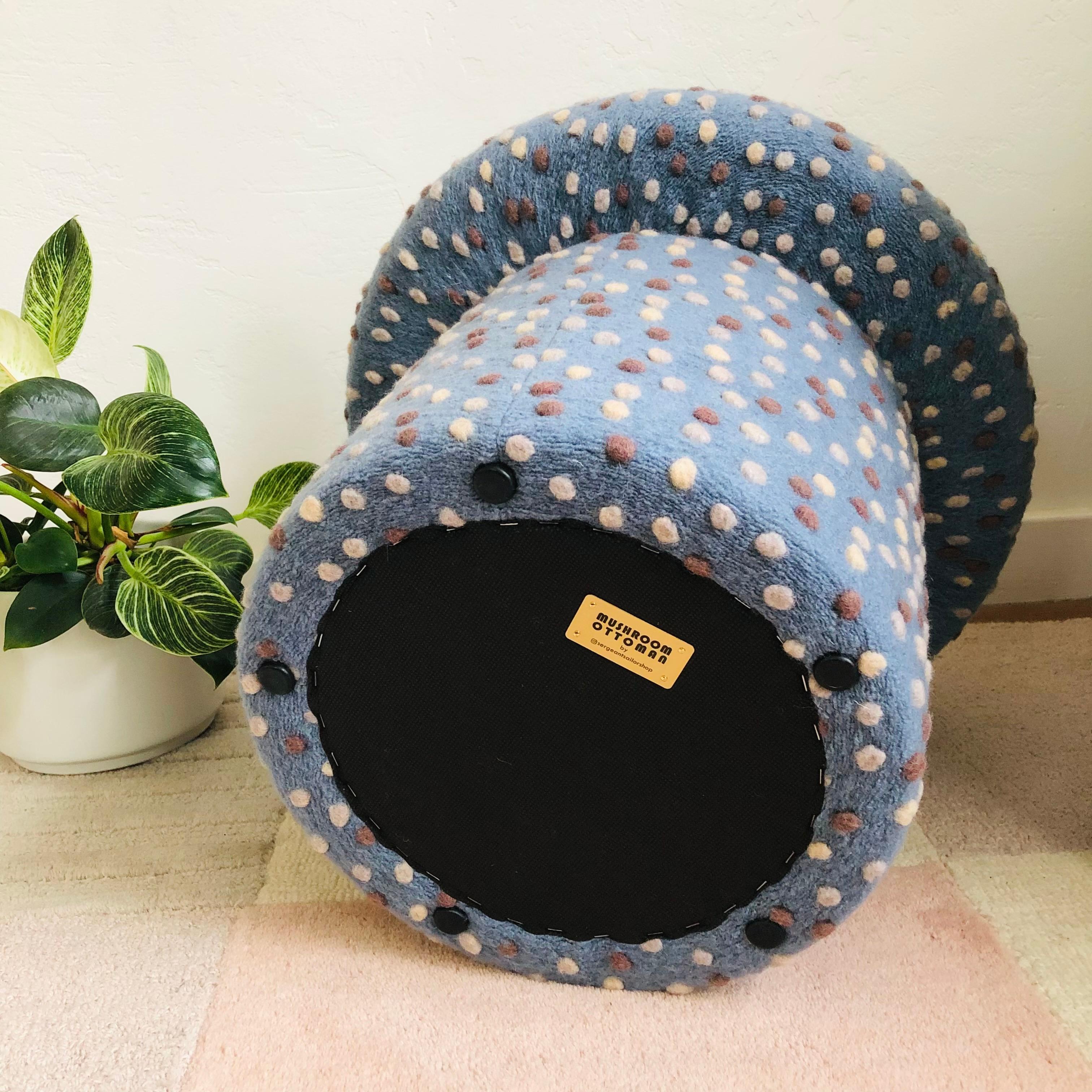 Pouf champignon en laine denim à pois bleus en vente 1