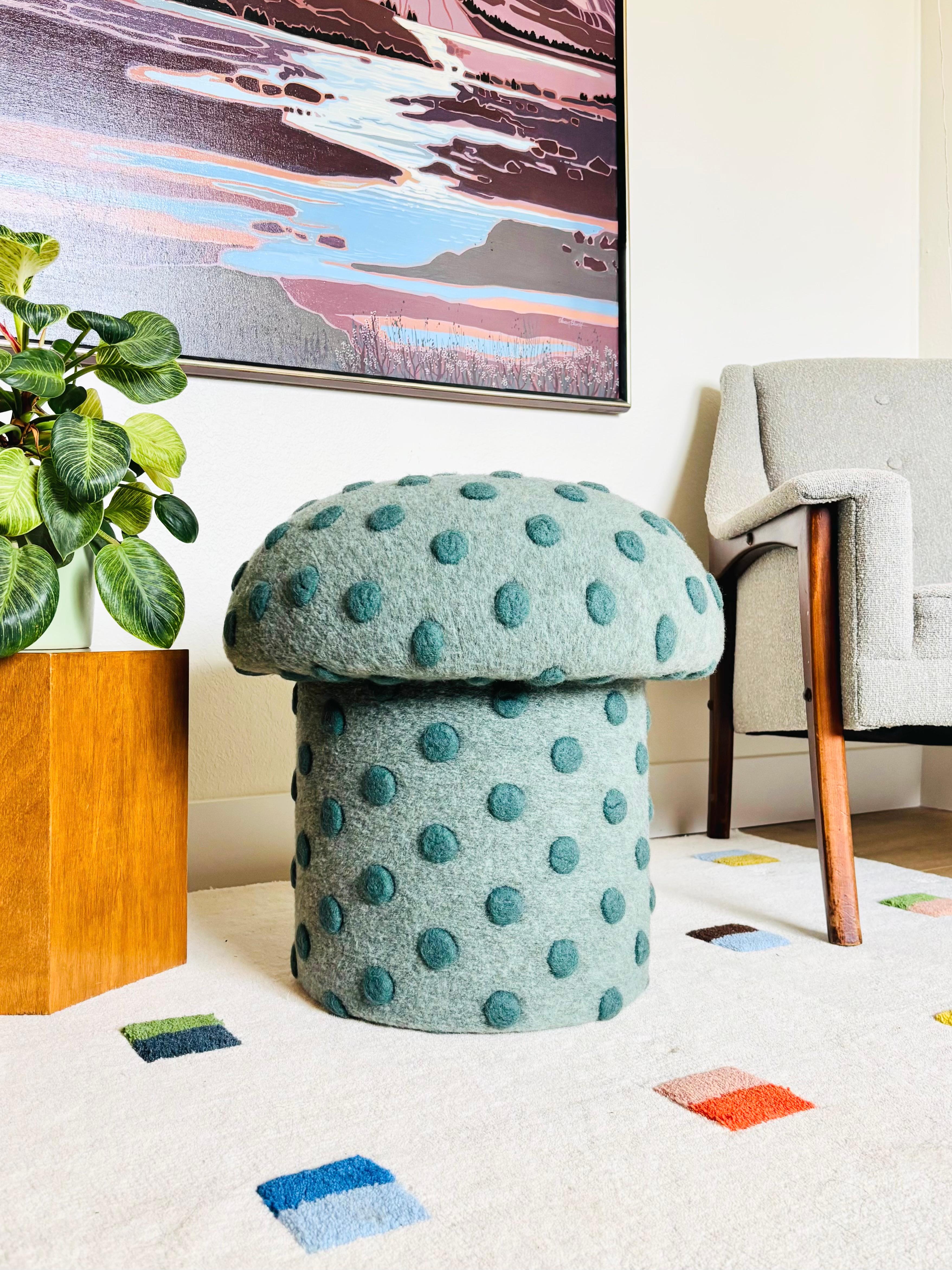 Un fait main  ottoman en forme de champignon, revêtu d'un tissu en laine mélangée à pois. Le tissu de couleur 