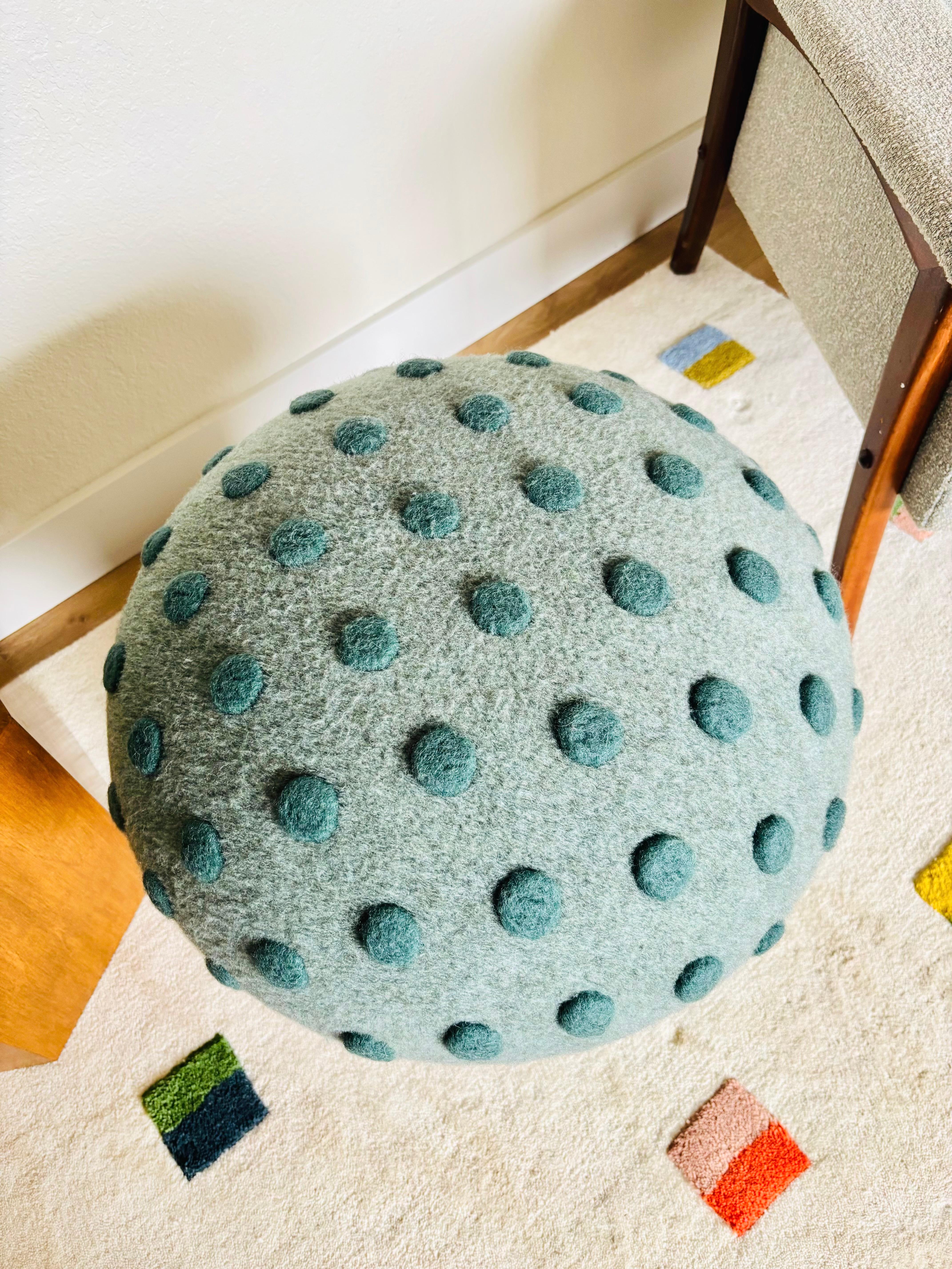 XXIe siècle et contemporain Pouf en laine Jade Dot en vente