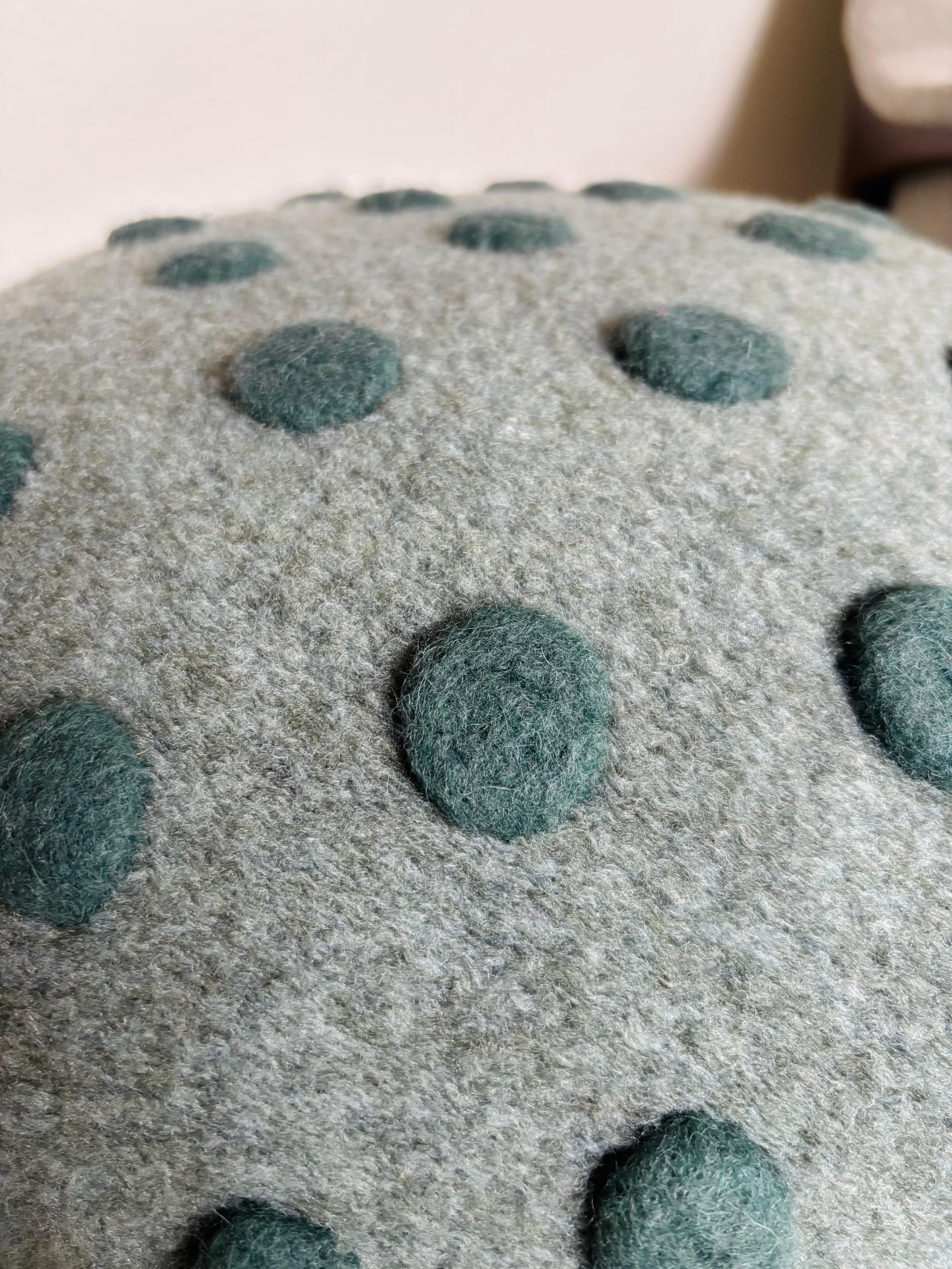 Pouf en laine Jade Dot en vente 1