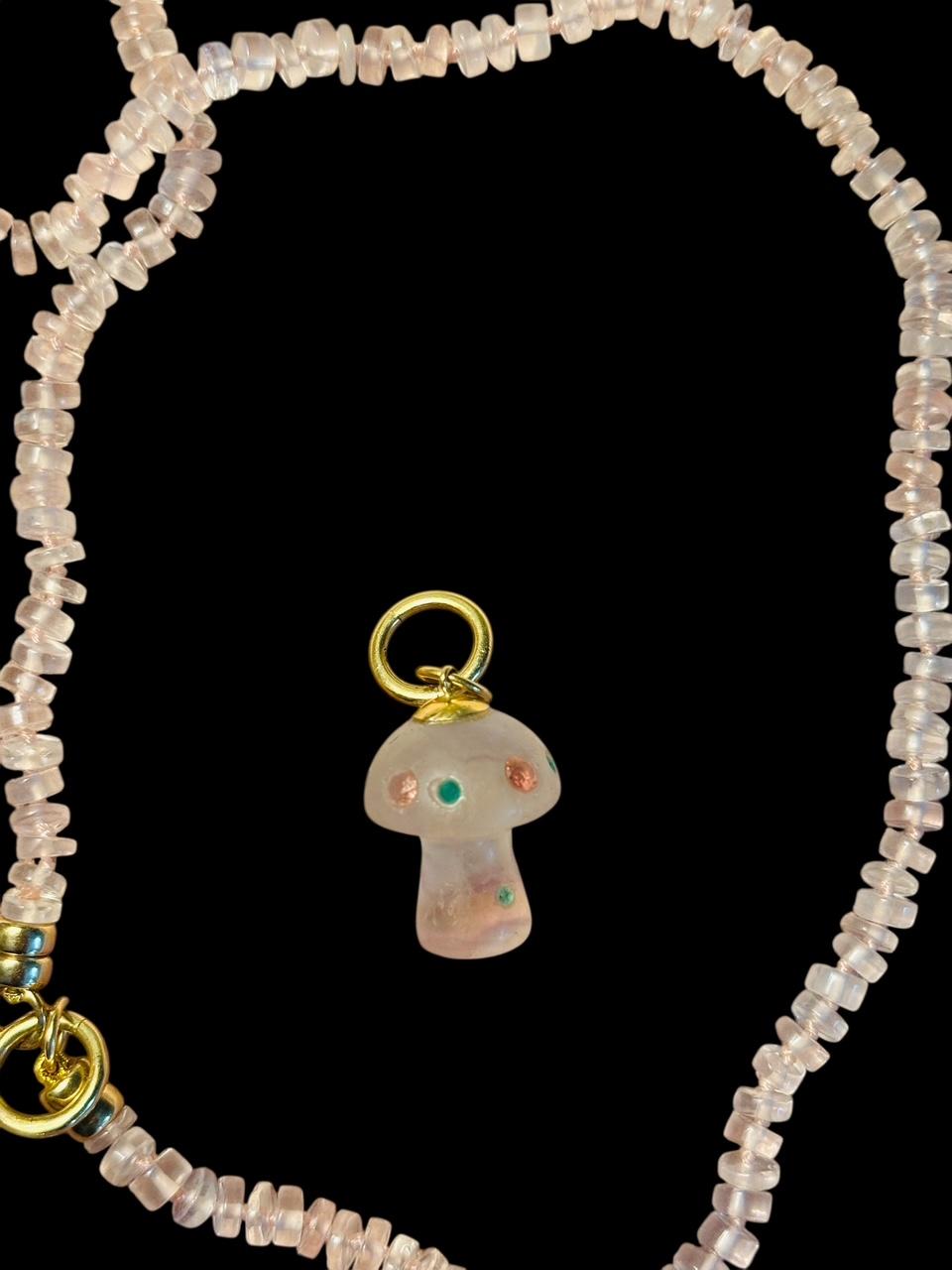 Ciondolo Fungo Magico 

Fluorite, smeraldi, tormalina rosa, oro 14k

Senti la magia indossando questo ciondolo unico nel suo genere, che misura 1