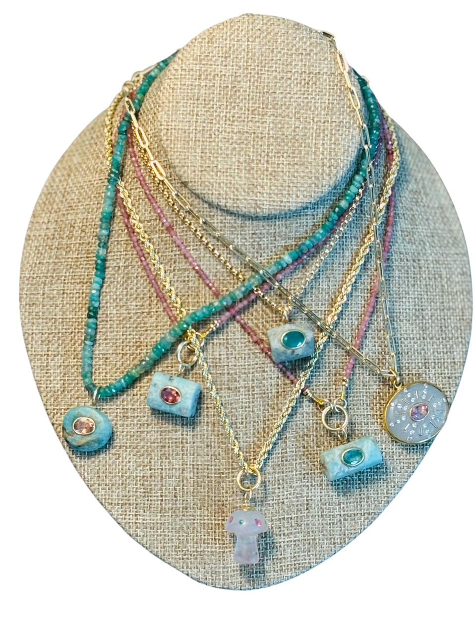 Taglio misto Ciondolo a forma di fungo magico con FLUORITE, EMERALDI, TORMALINA ROSA e ORO 14K in vendita