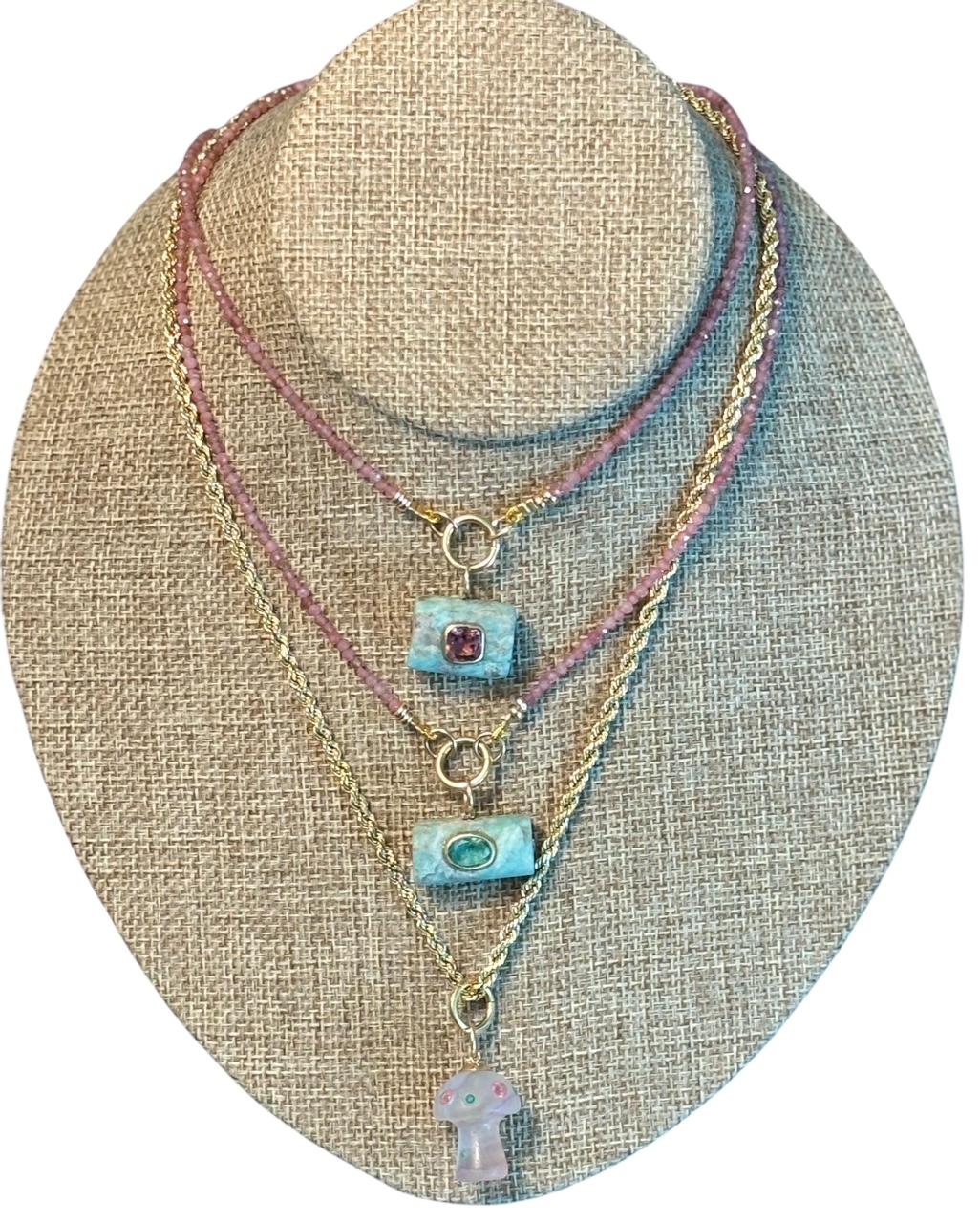 Ciondolo a forma di fungo magico con FLUORITE, EMERALDI, TORMALINA ROSA e ORO 14K In condizioni Nuovo in vendita a New York, NY