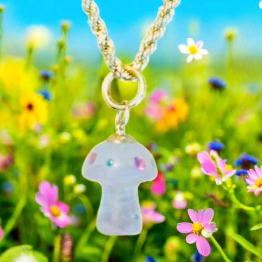 Ciondolo a forma di fungo magico con FLUORITE, EMERALDI, TORMALINA ROSA e ORO 14K in vendita 1