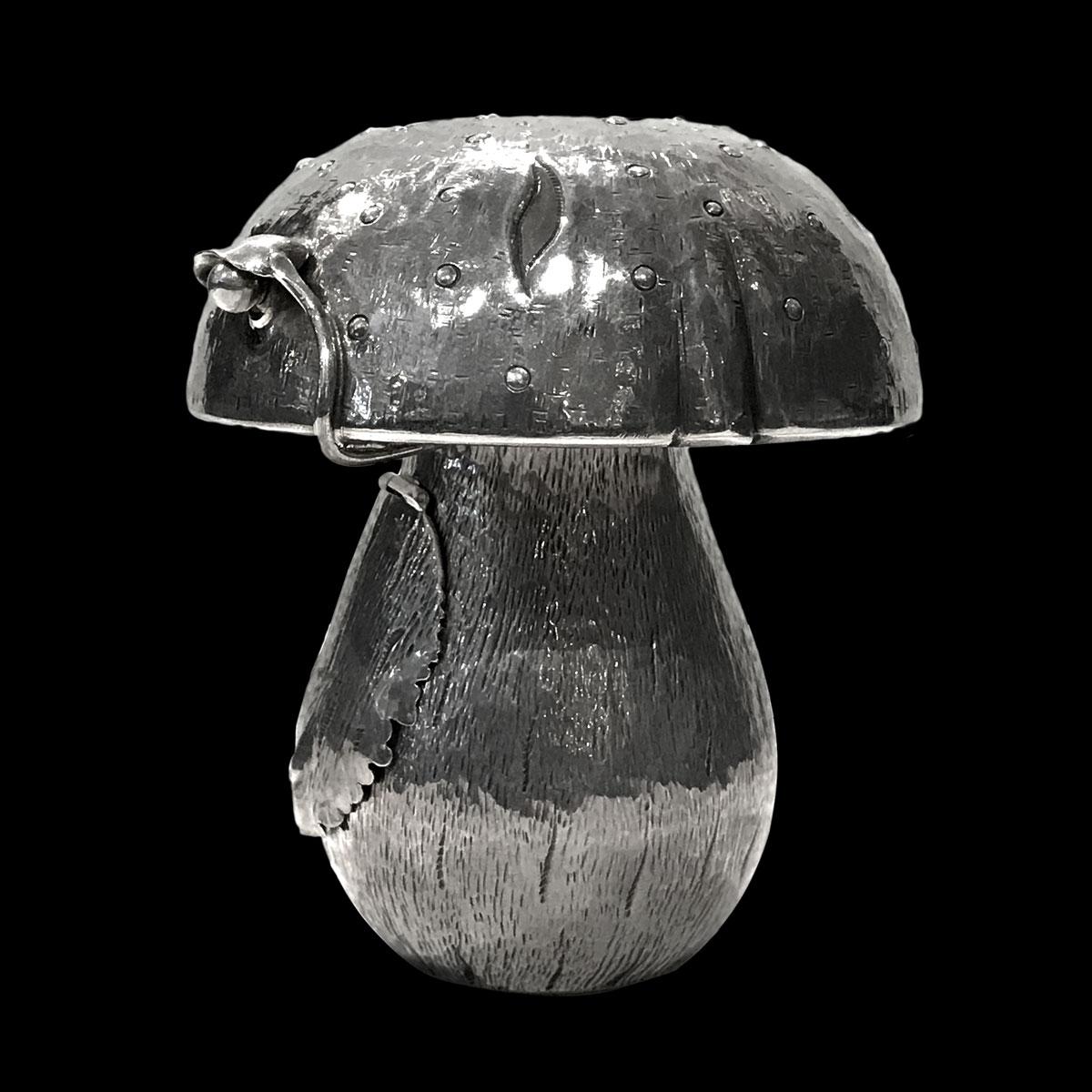 This very original and decorative mushroom pepper mill in the Buccellati style is made of sterling silver. Looking like a porcini mushroom, this pepper mill is finely chiseled with nice details and reliefs. On one side, a hinge-mounted magnetic