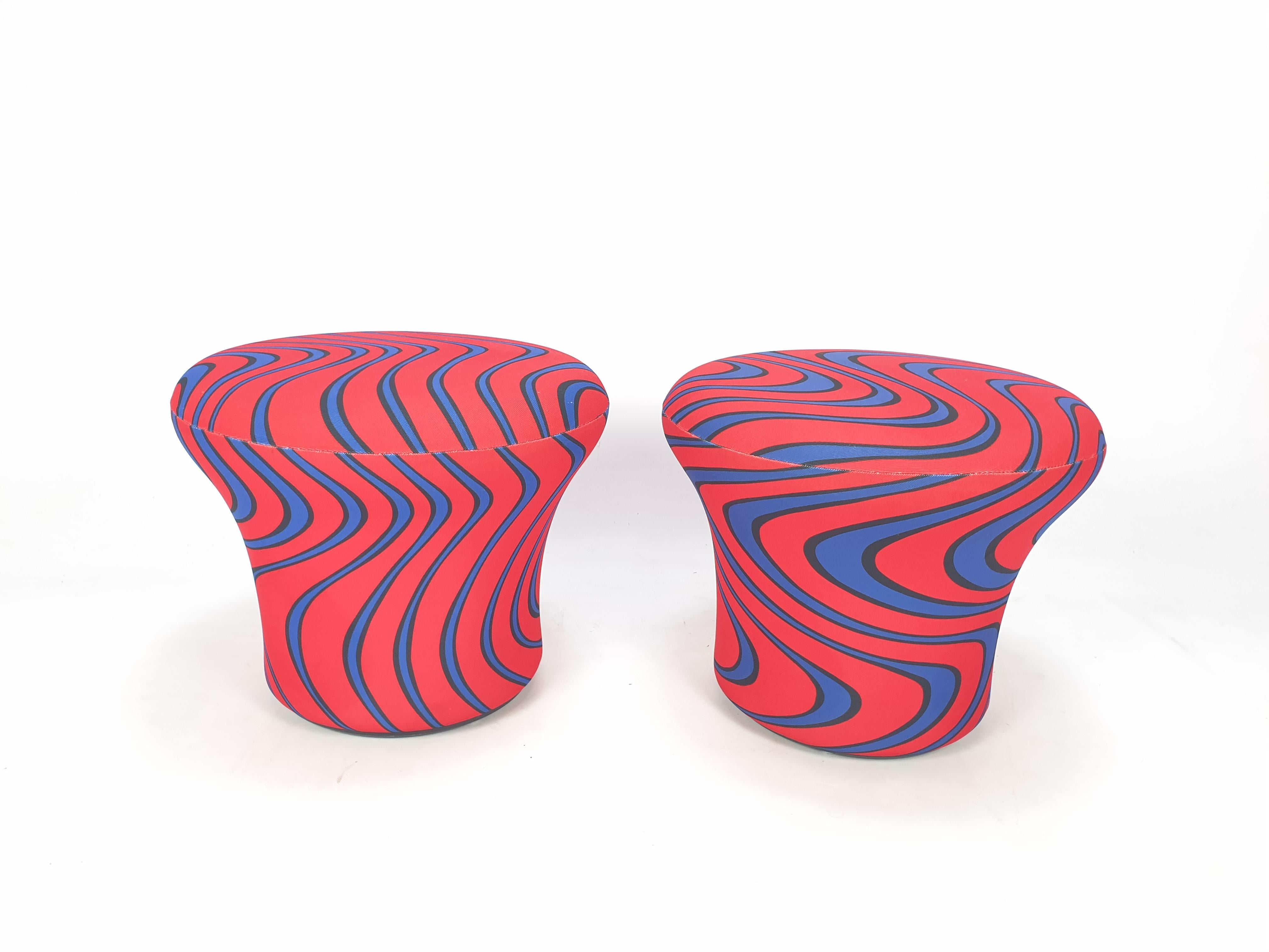 Amazing Mushroom poof, designed by Pierre Paulin for Artifort in the 60's. 

It is covered with the original and stunning Momentum fabric by Jack Lenor Larsen in the colors blue and red.
This wonderful poof is in very good, nearly new condition!
