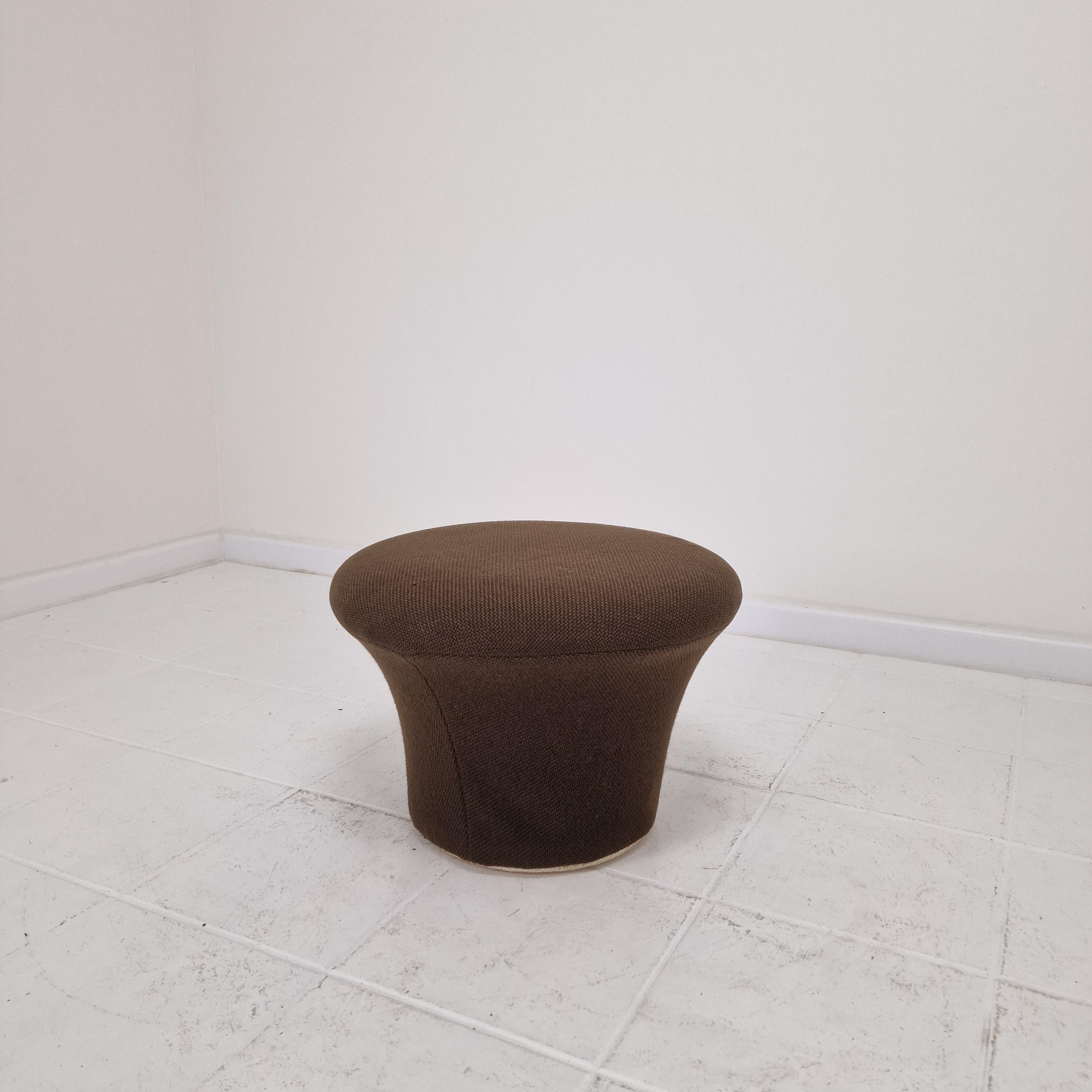 Hübscher und bequemer Artifort Mushroom Pouf oder Ottomane, entworfen von Pierre Paulin in den 60er Jahren. 
Dieser hübsche Mushroom-Pouf wird in den 70er Jahren hergestellt.

Es hat den originalen braunen Wollstoff.
Es ist in gutem