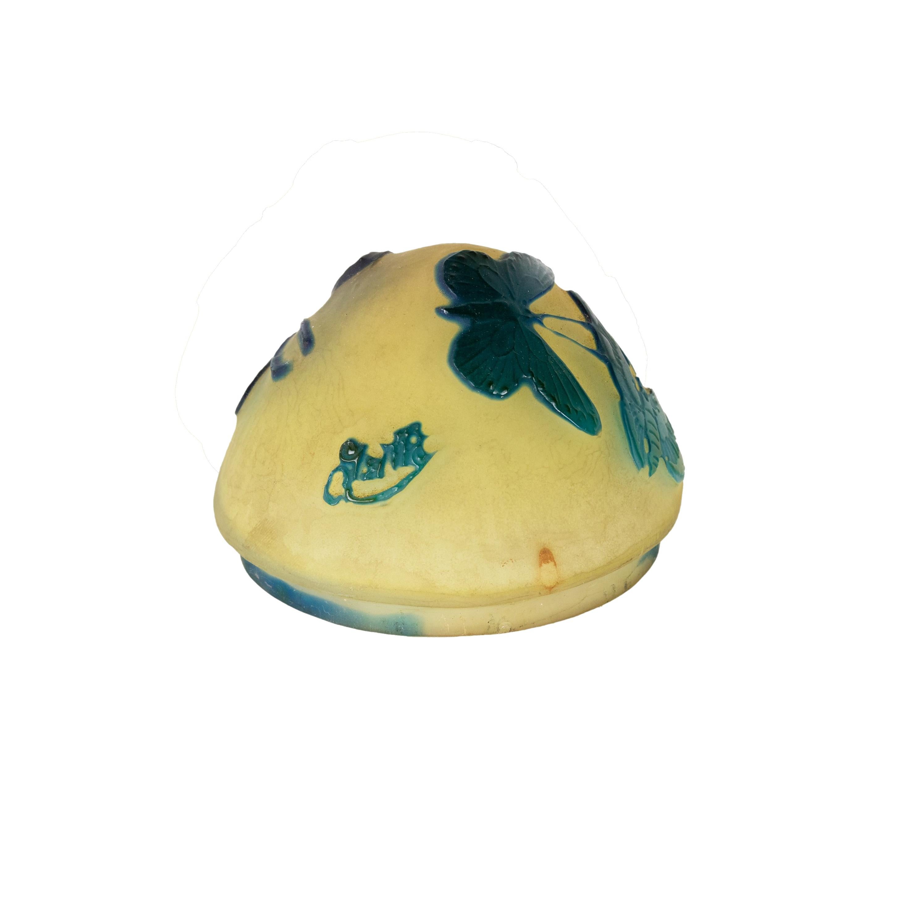 Rare lampe de table abajour en verre gravé à l'acide en camée avec un motif de papillon sur un fond opaque jaune.
Circa 1904 
Signature 