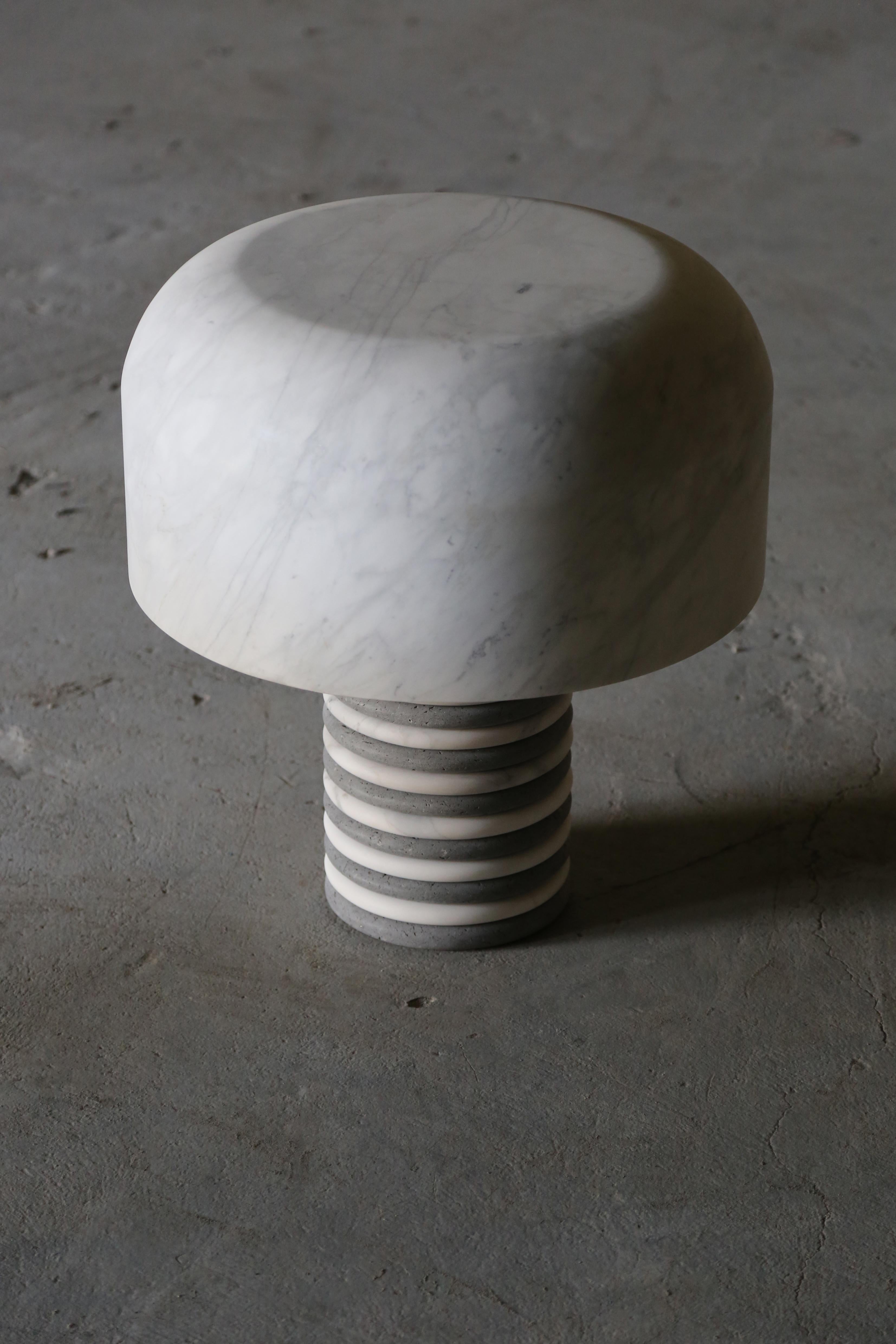 Mesa auxiliar seta de Richard Yasmine
Dimensiones: D 50 x D. A.  H 55 cm
Materiales: Mármol. 

Richard Yasmine es un arquitecto de interiores y diseñador de productos libanés, lleno de imaginación que utiliza su mundo imaginario como simulación para