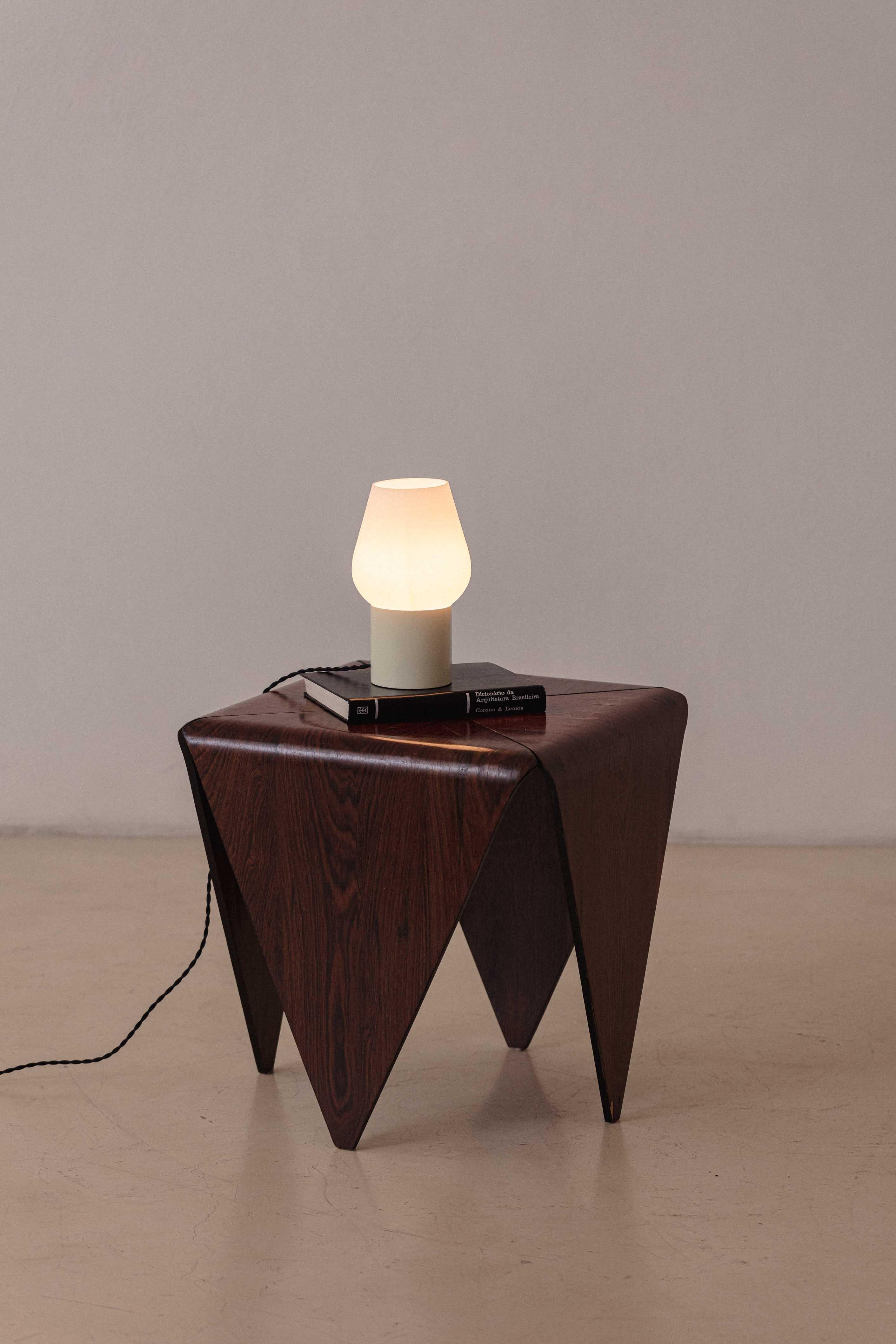 Mid-Century Modern Lampe de bureau de style champignon, artiste inconnu, acier et verre opalin, années 1960 en vente