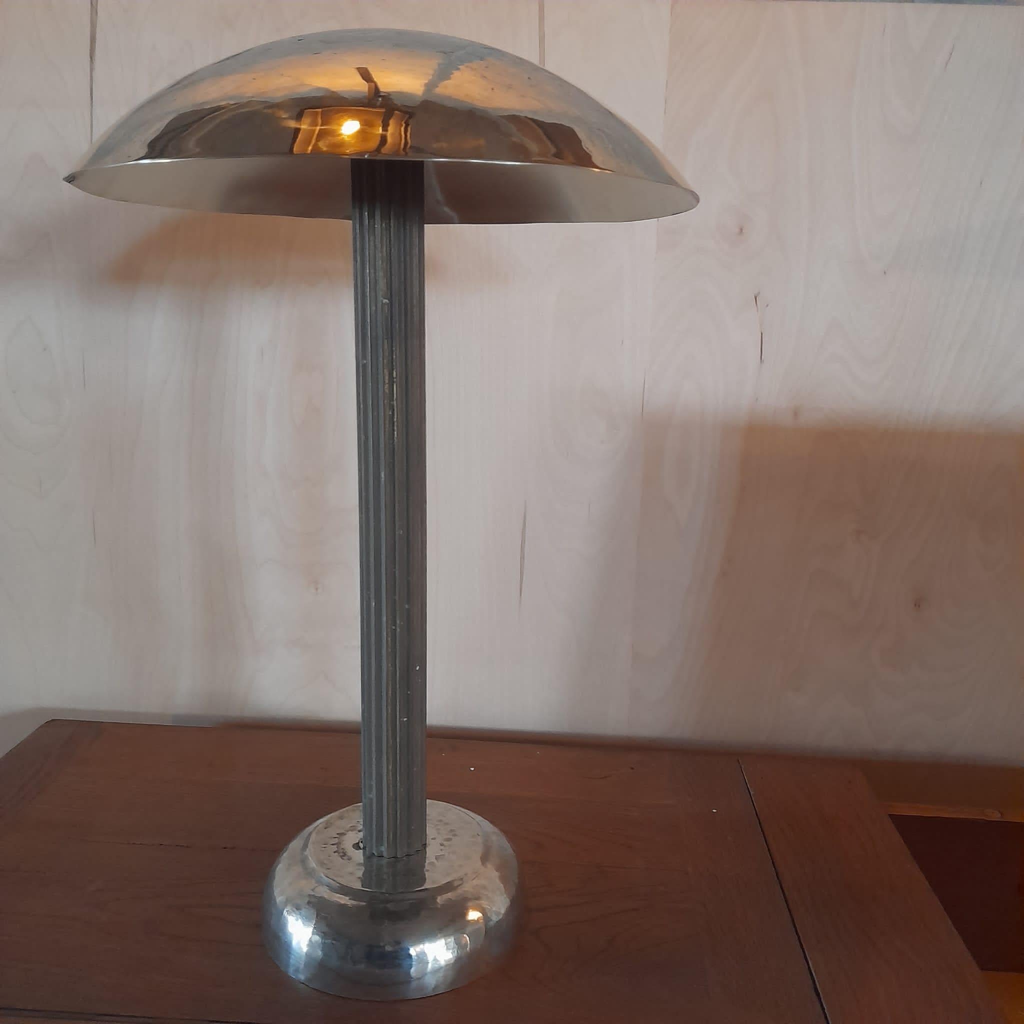 This table lamp is made of alpaca (mixture of cupper, zinc, nickel). The base is in brass, foot in alpaca. Under the lampshade 2 e27 ball lamps.