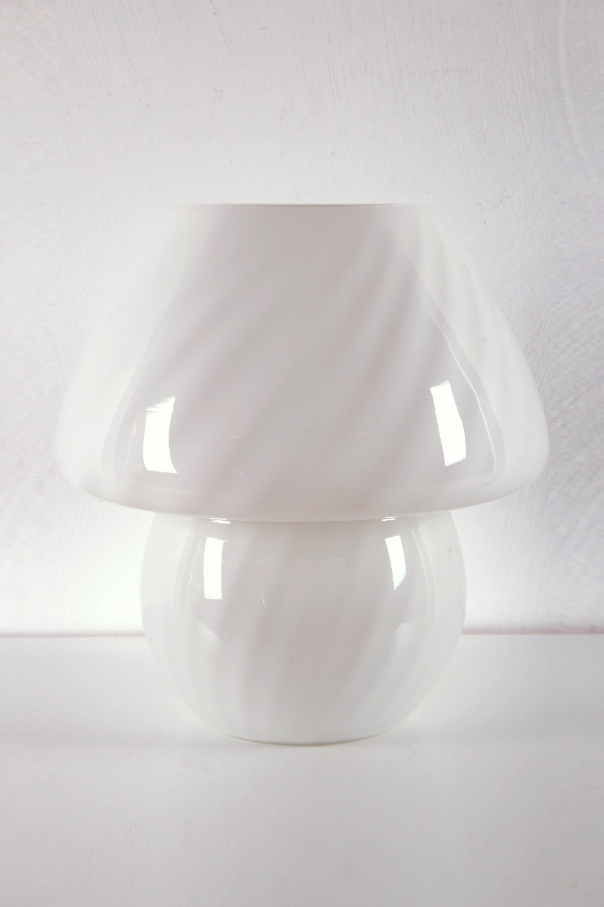 Lampe de bureau champignon en verre blanc Modèle 6282 en vente 2